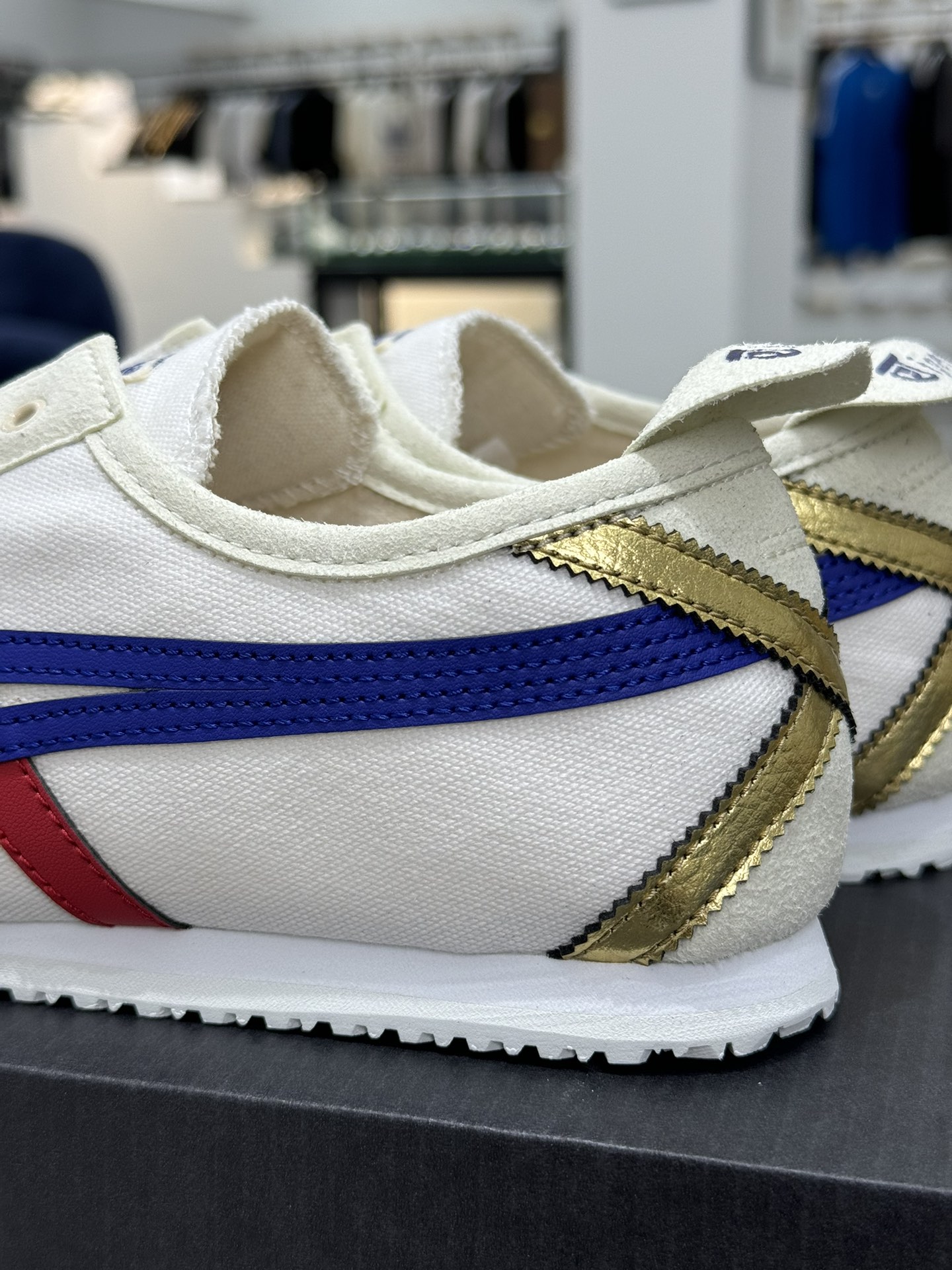 
PK版出货！纯原大厂最强品质！
鬼冢虎 帆布面白烫金
ASICS Tiger  Mexico 66 牛
