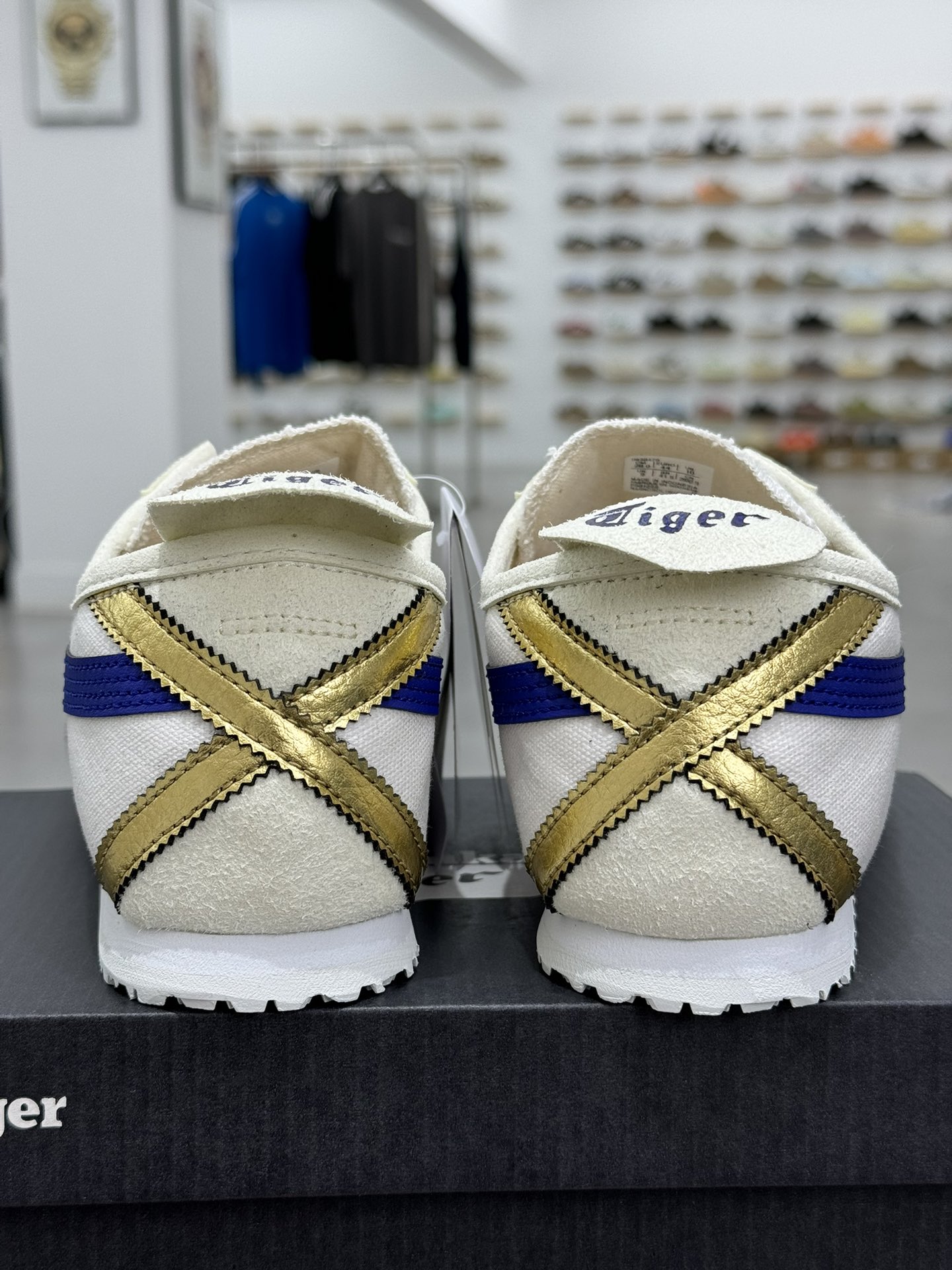 
PK版出货！纯原大厂最强品质！
鬼冢虎 帆布面白烫金
ASICS Tiger  Mexico 66 牛