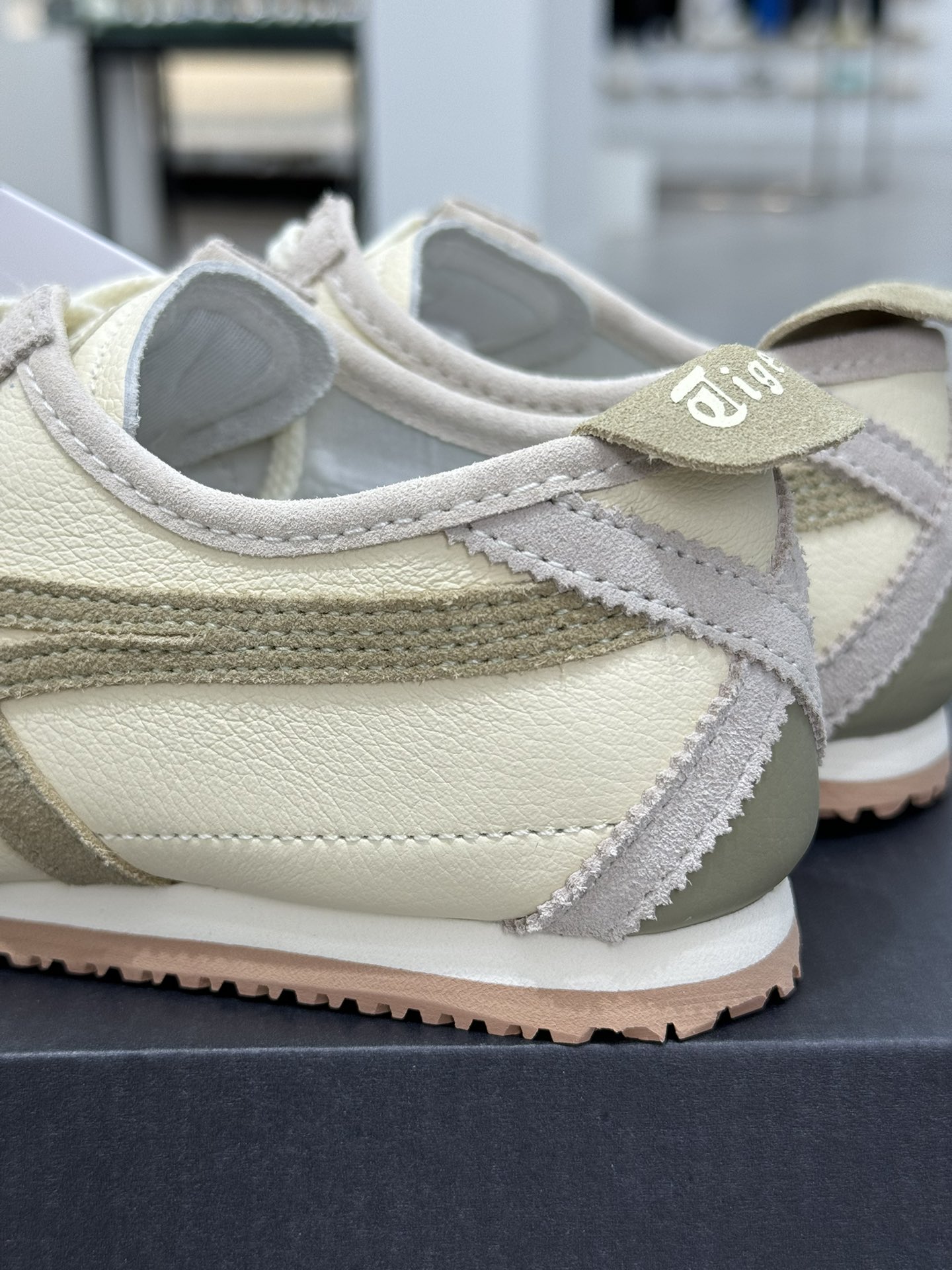 
PK版出货！顶级头层，最强品质！
鬼冢虎 巴斯光年 灰棕
ASICS Tiger  Mexico 66