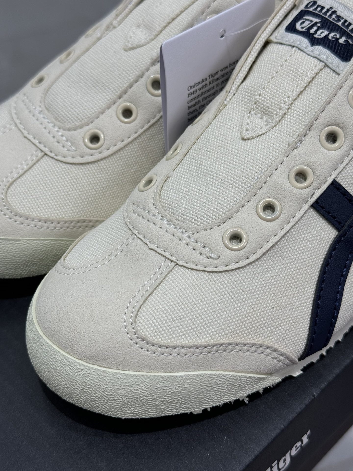 
PK版出货！顶级头层，最强品质！
鬼冢虎 布面一脚蹬白黑
ASICS Tiger  Mexico 66