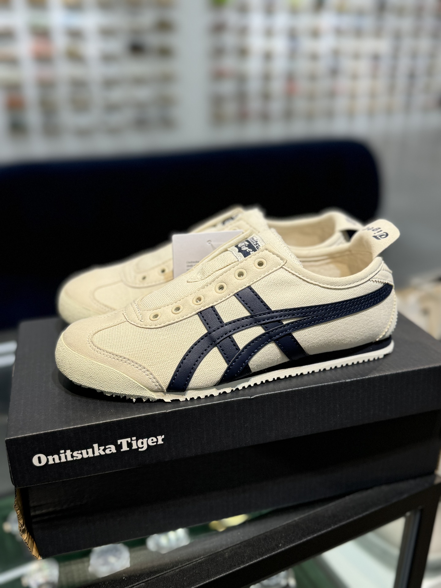
PK版出货！顶级头层，最强品质！
鬼冢虎 布面一脚蹬白黑
ASICS Tiger  Mexico 66