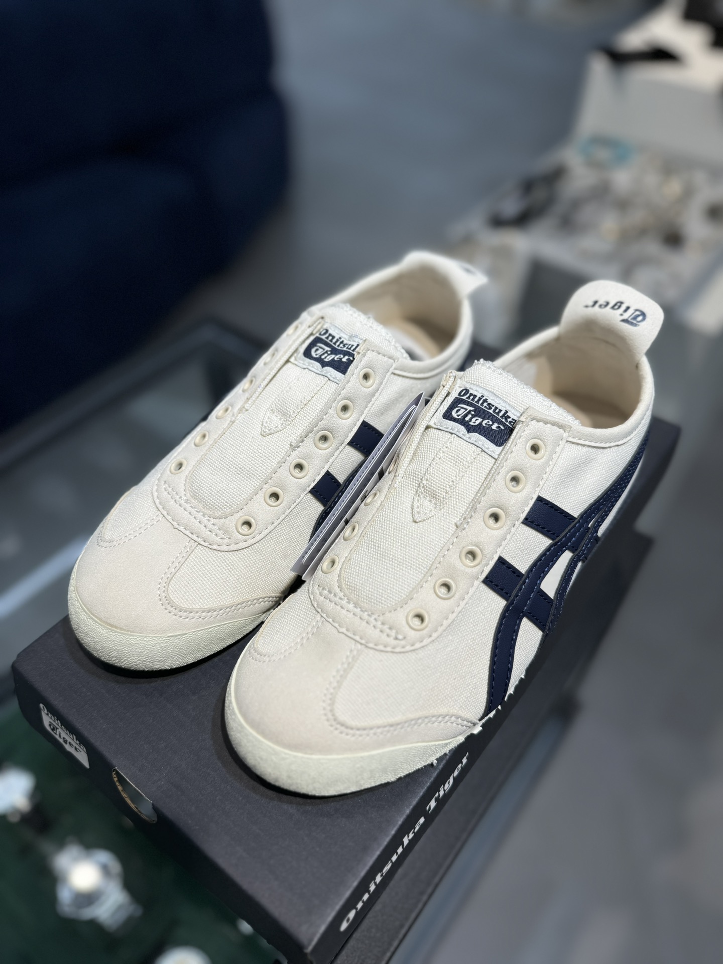 
PK版出货！顶级头层，最强品质！
鬼冢虎 布面一脚蹬白黑
ASICS Tiger  Mexico 66