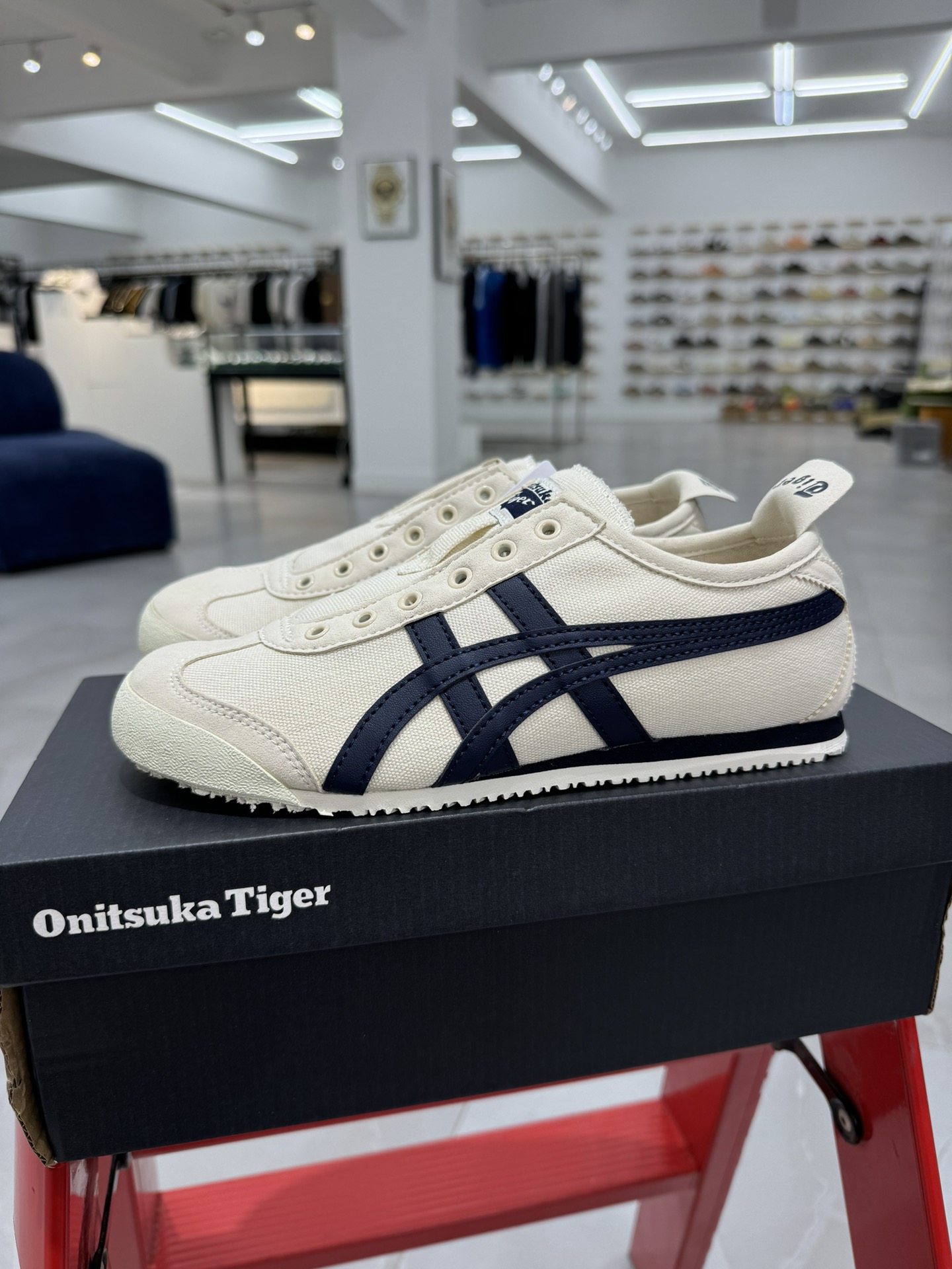 
PK版出货！顶级头层，最强品质！
鬼冢虎 布面一脚蹬白黑
ASICS Tiger  Mexico 66