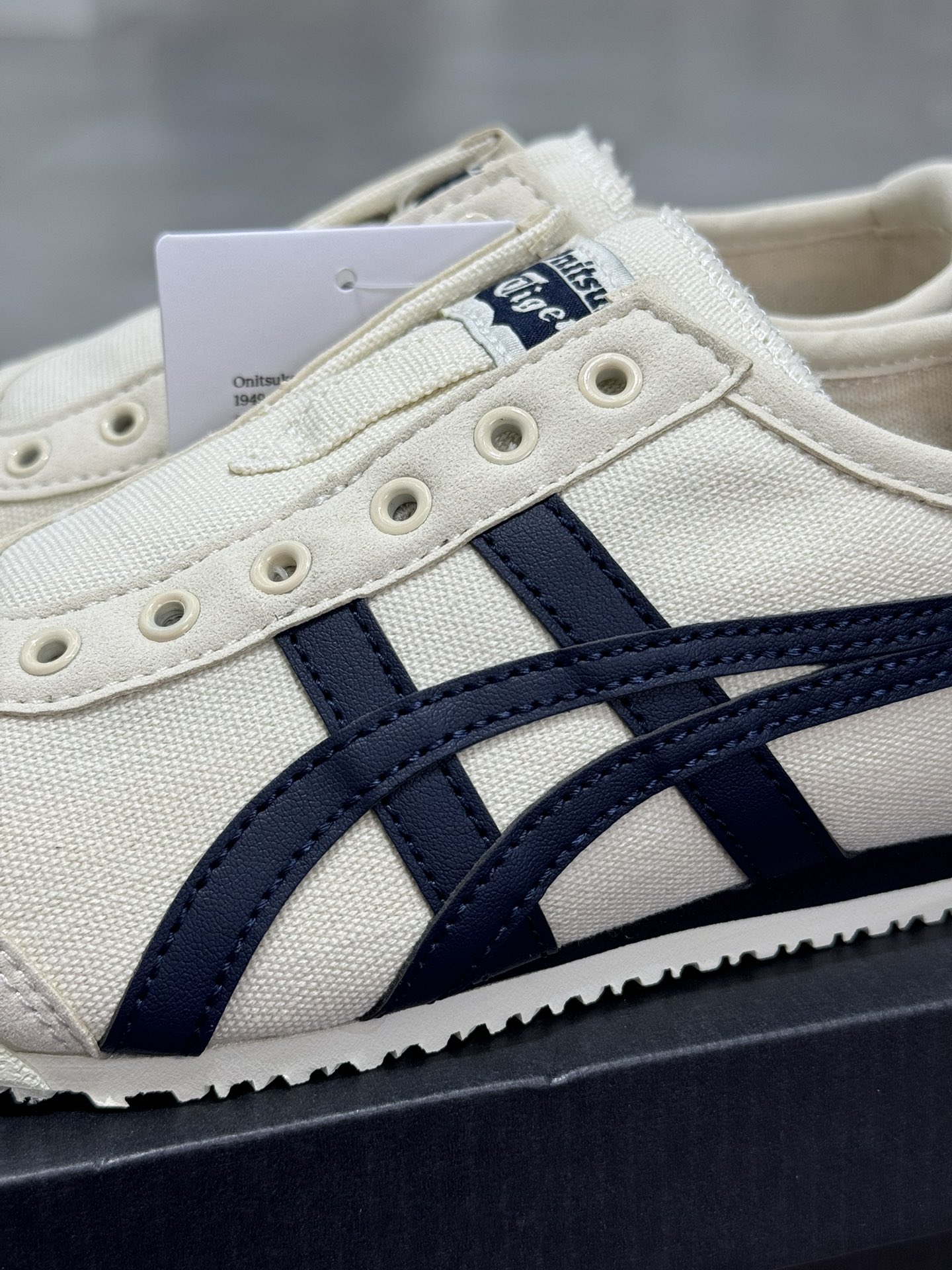 
PK版出货！顶级头层，最强品质！
鬼冢虎 布面一脚蹬白黑
ASICS Tiger  Mexico 66