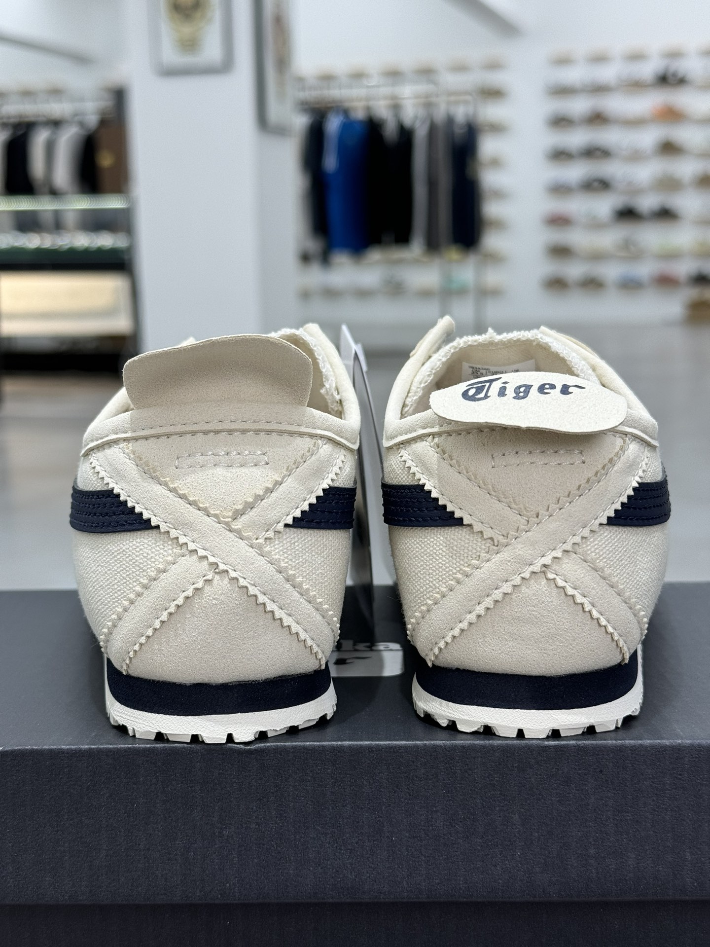 
PK版出货！顶级头层，最强品质！
鬼冢虎 布面一脚蹬白黑
ASICS Tiger  Mexico 66