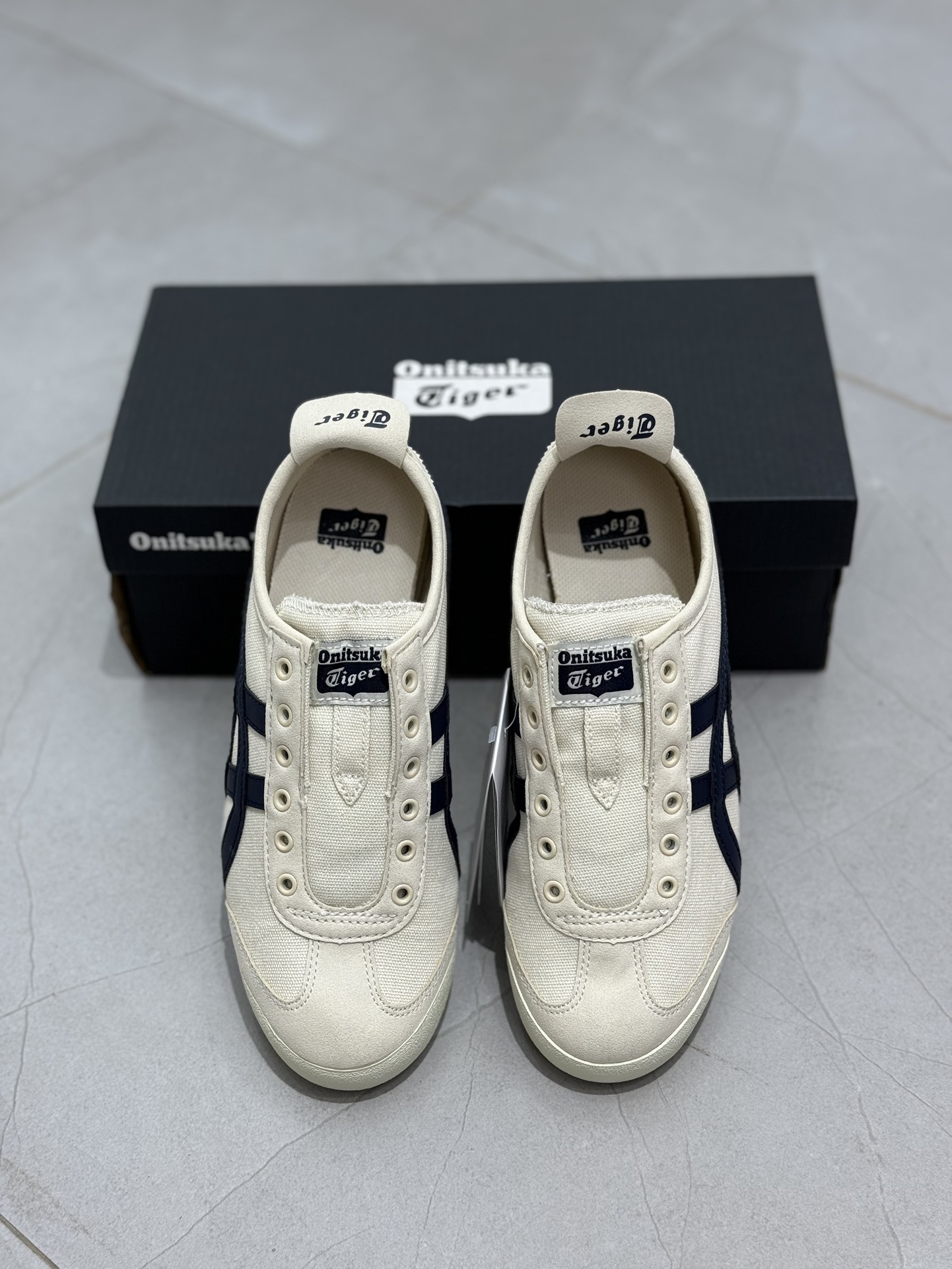 
PK版出货！顶级头层，最强品质！
鬼冢虎 布面一脚蹬白黑
ASICS Tiger  Mexico 66