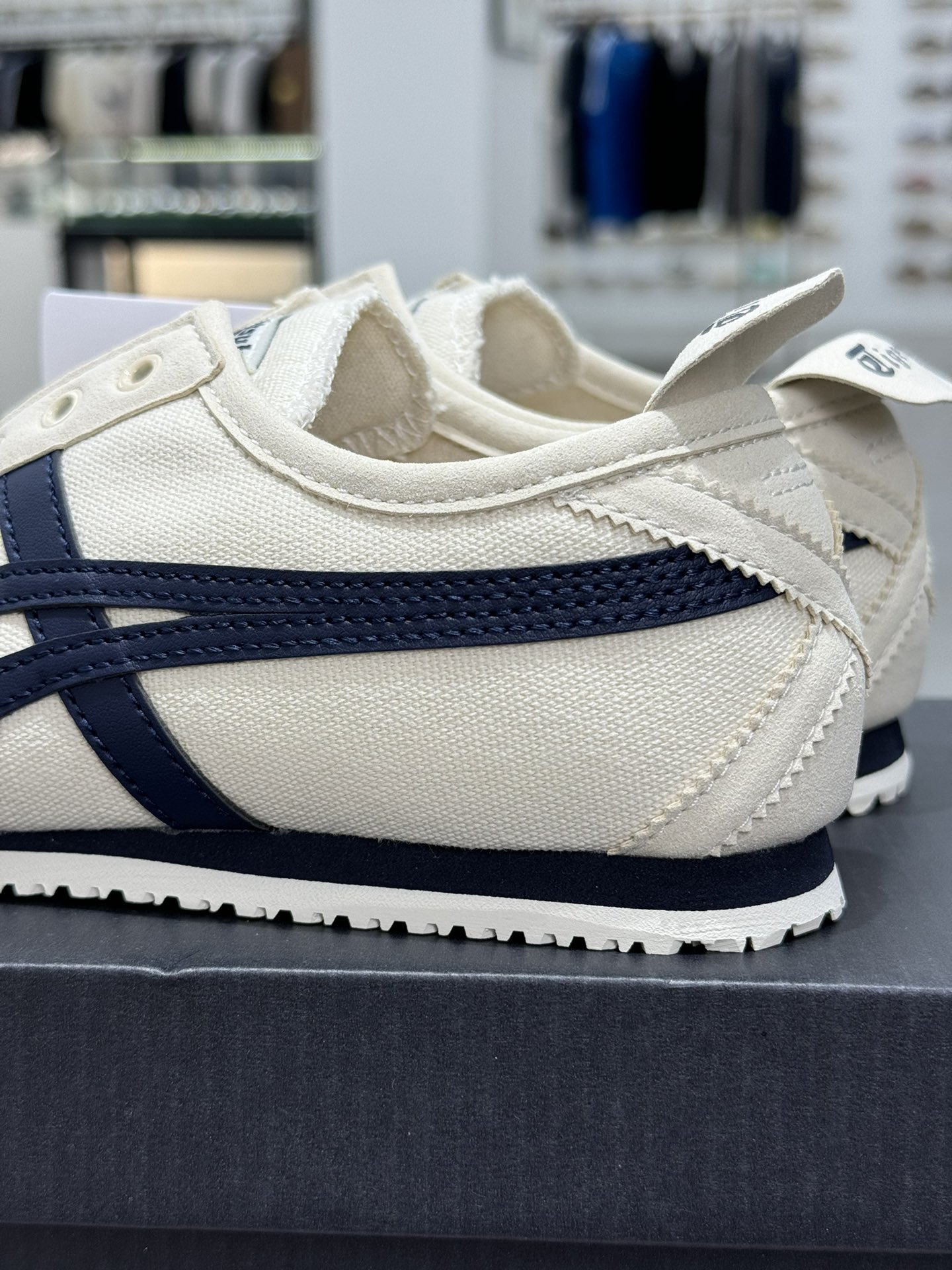 
PK版出货！顶级头层，最强品质！
鬼冢虎 布面一脚蹬白黑
ASICS Tiger  Mexico 66