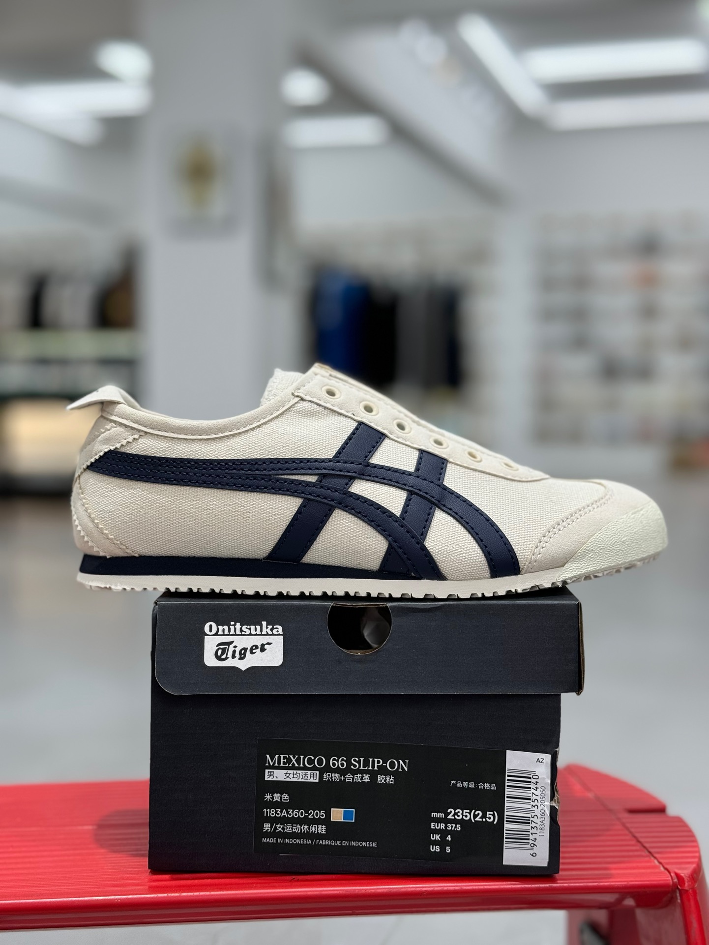
PK版出货！顶级头层，最强品质！
鬼冢虎 布面一脚蹬白黑
ASICS Tiger  Mexico 66