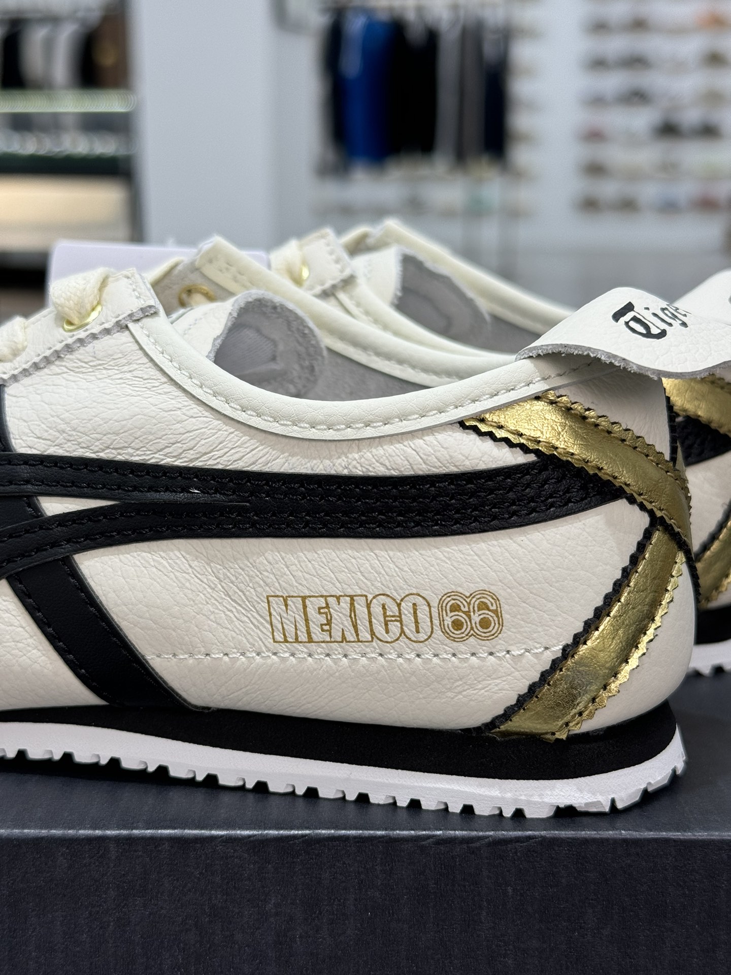 
PK版出货！顶级头层，最强品质！
鬼冢虎 皮革面乳白色
ASICS Tiger  Mexico 66 