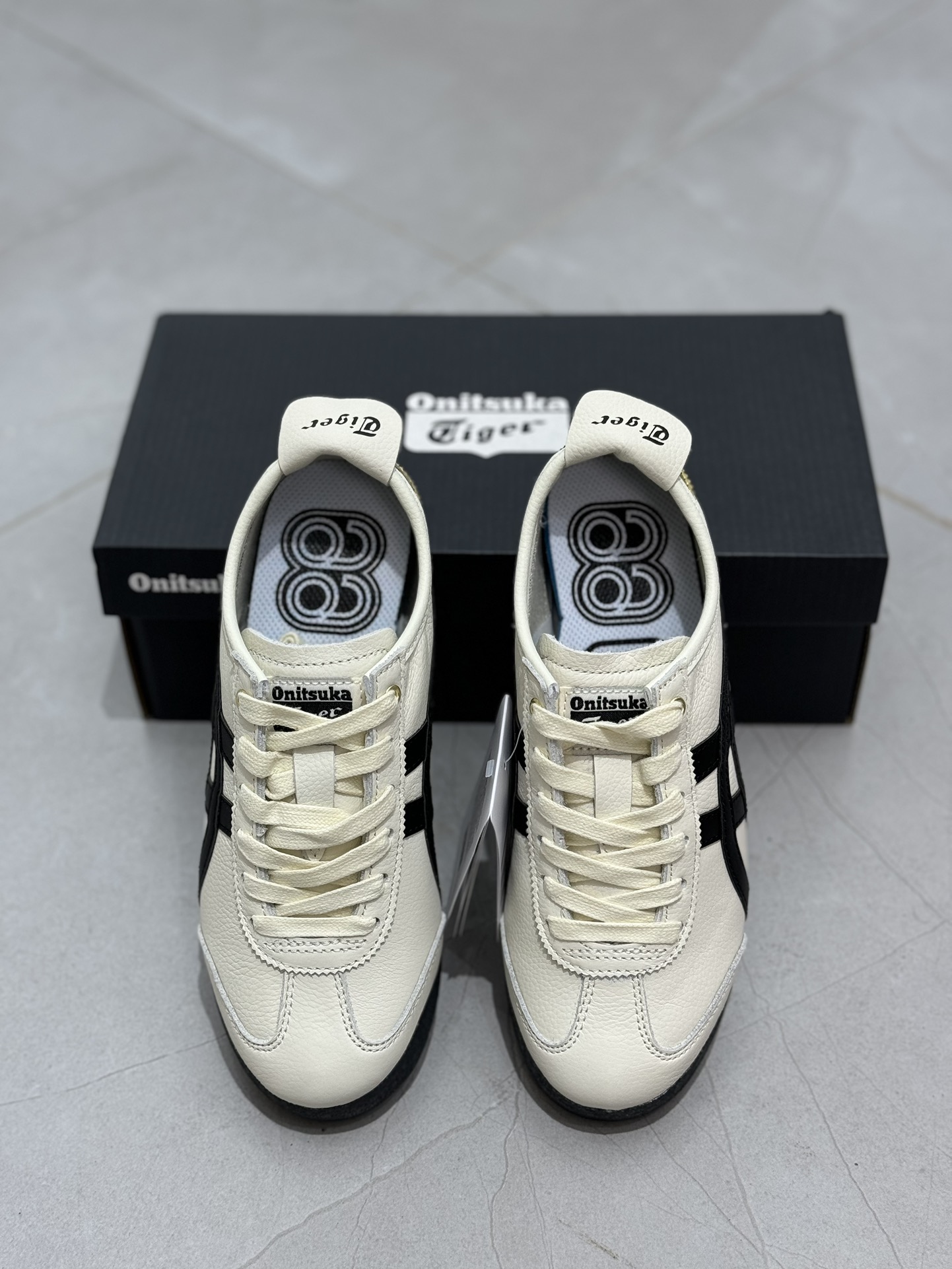 
PK版出货！顶级头层，最强品质！
鬼冢虎 皮革面乳白色
ASICS Tiger  Mexico 66 