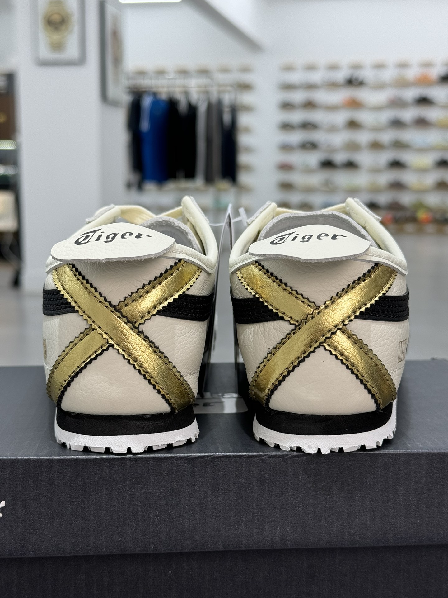 
PK版出货！顶级头层，最强品质！
鬼冢虎 皮革面乳白色
ASICS Tiger  Mexico 66 