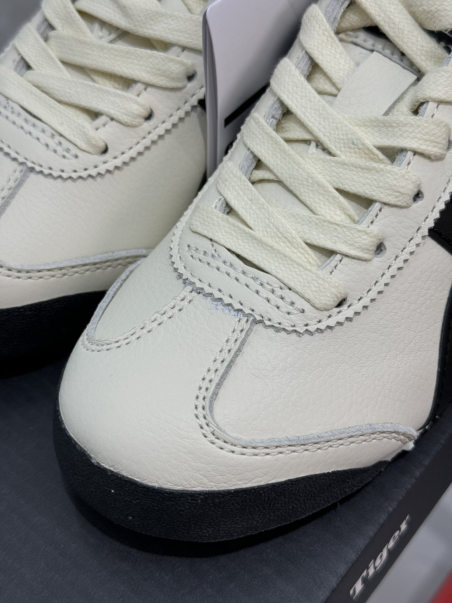 
PK版出货！顶级头层，最强品质！
鬼冢虎 皮革面乳白色
ASICS Tiger  Mexico 66 