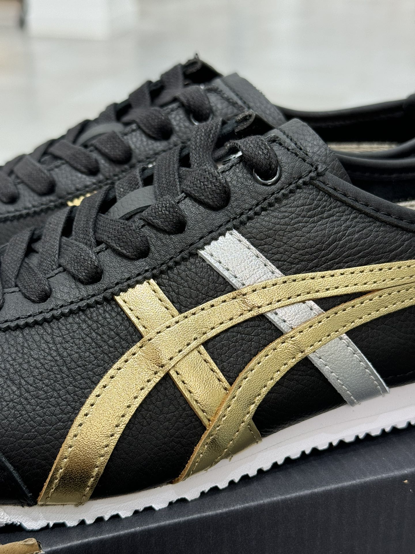 
PK版出货！顶级头层，最强品质！
鬼冢虎 皮革面黑金
ASICS Tiger  Mexico 66 牛