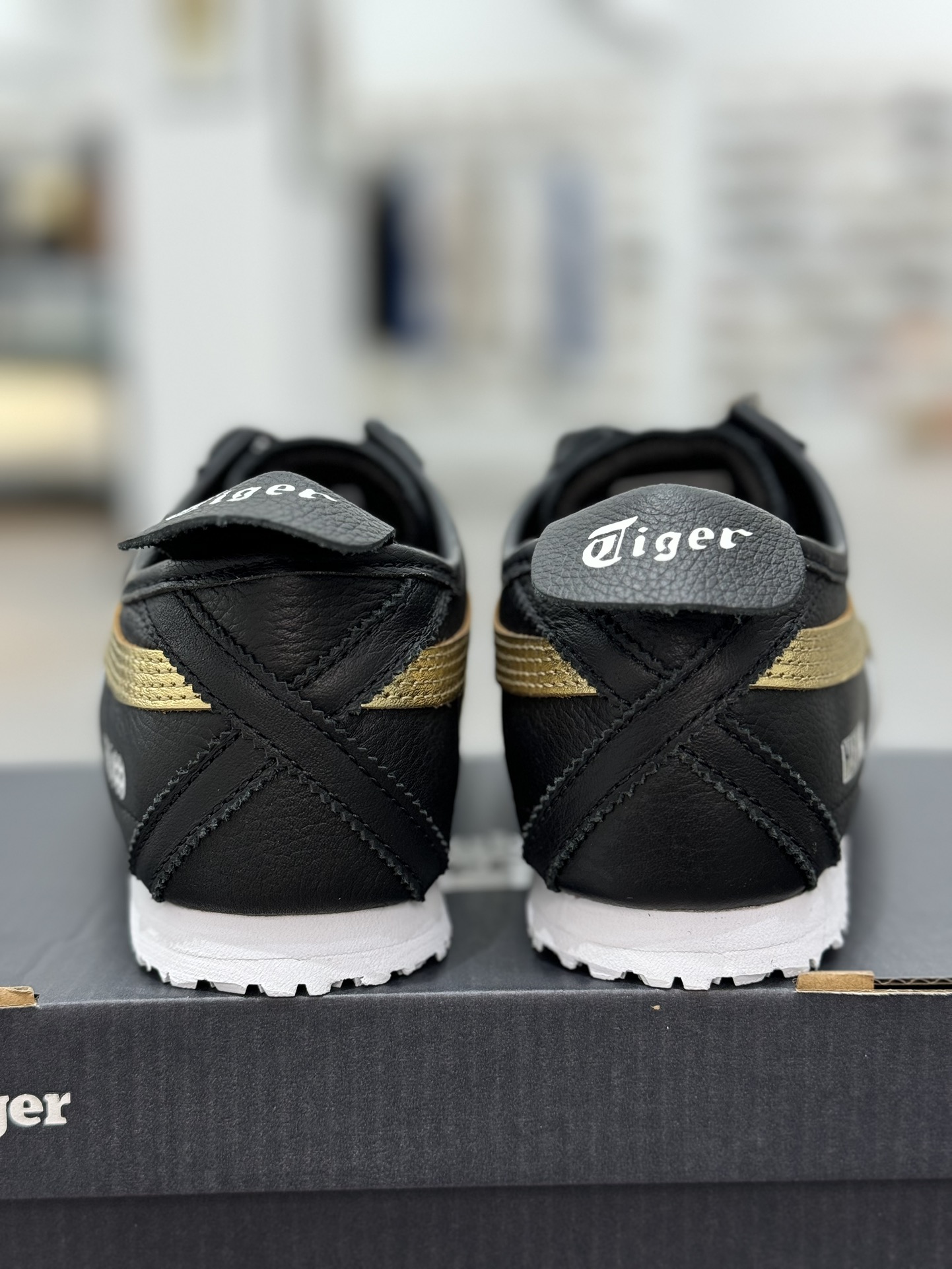 
PK版出货！顶级头层，最强品质！
鬼冢虎 皮革面黑金
ASICS Tiger  Mexico 66 牛