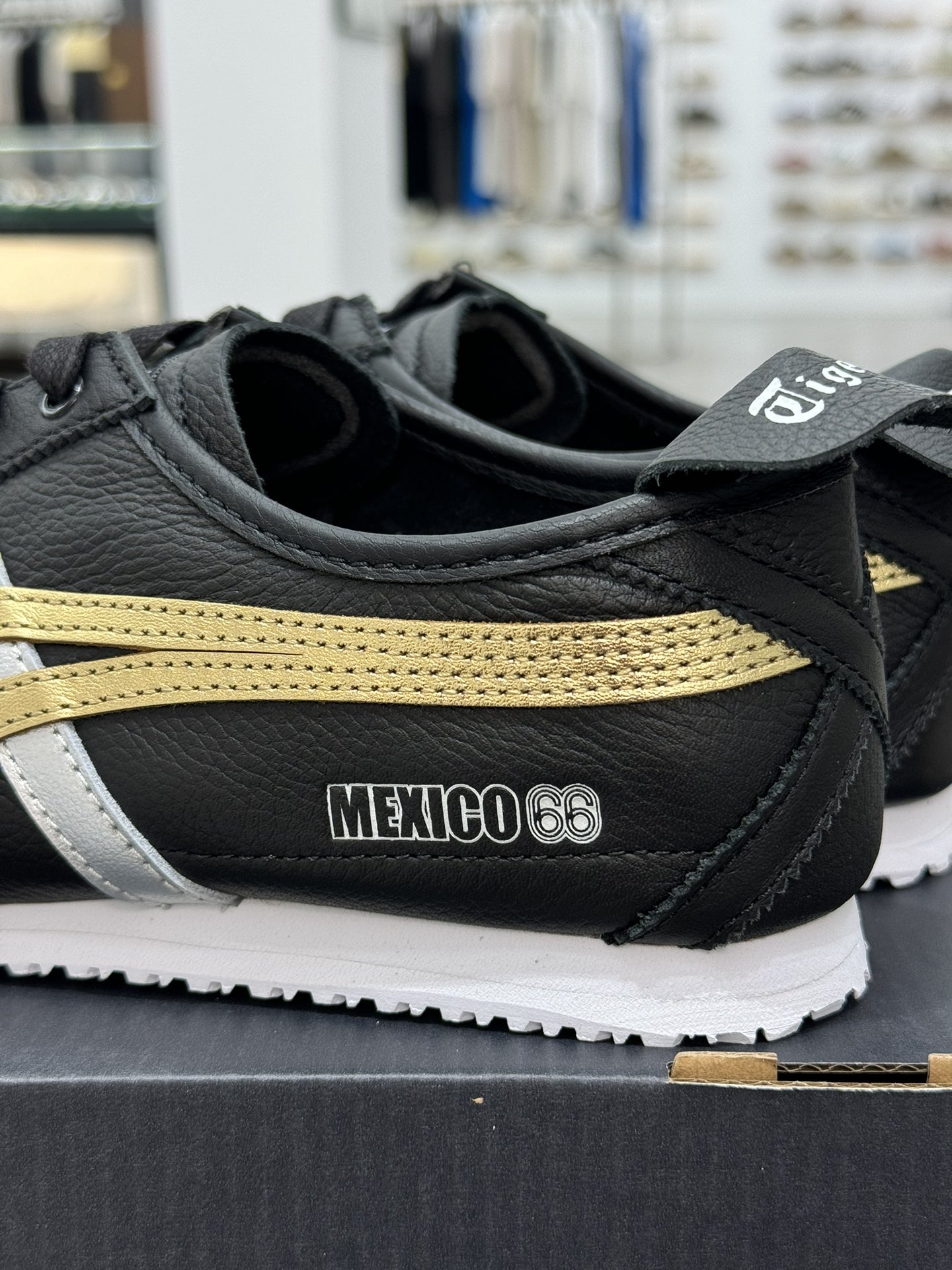 
PK版出货！顶级头层，最强品质！
鬼冢虎 皮革面黑金
ASICS Tiger  Mexico 66 牛