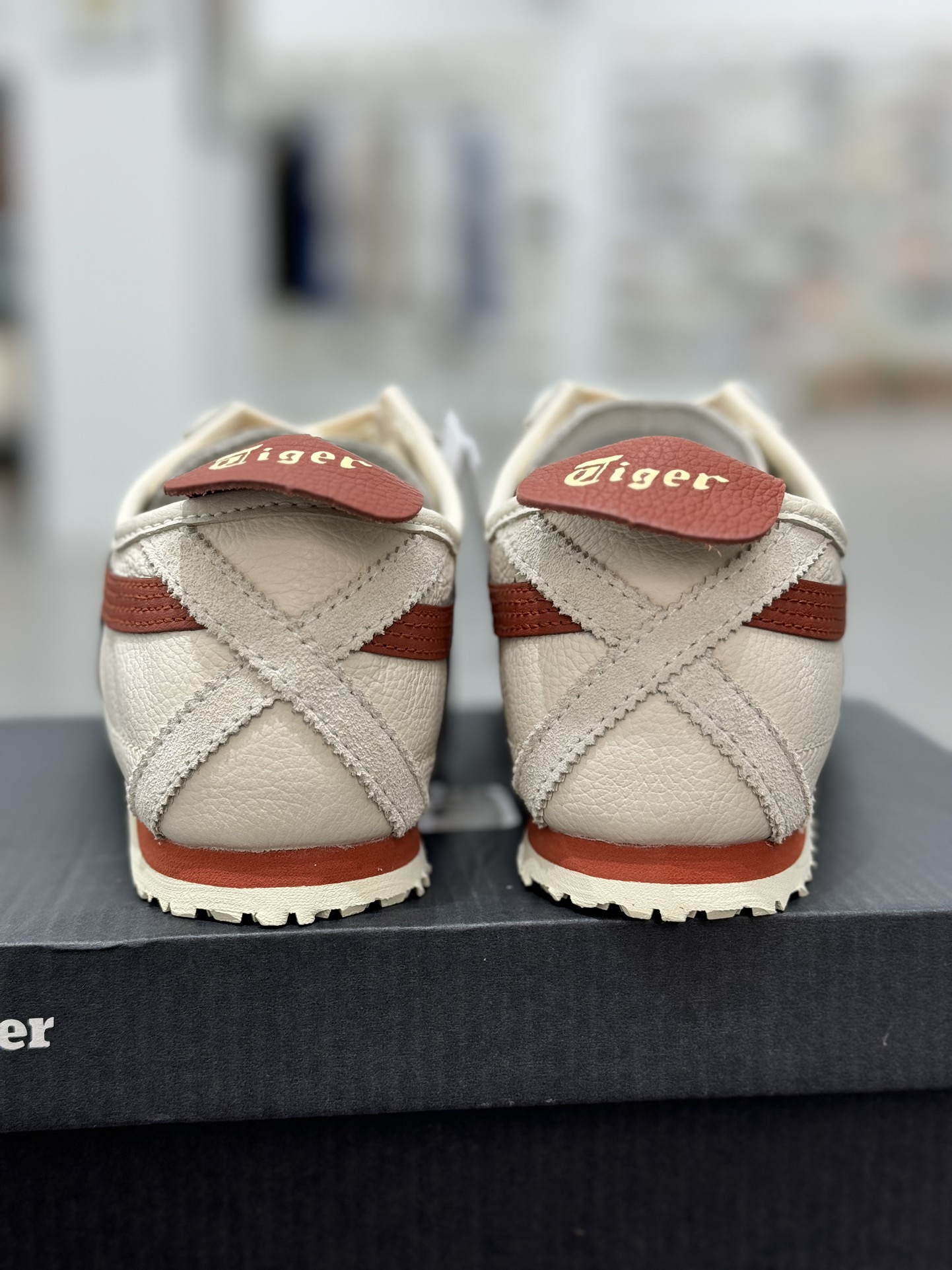 
PK版出货！顶级头层，最强品质！
鬼冢虎 皮革面白棕
ASICS Tiger  Mexico 66 牛