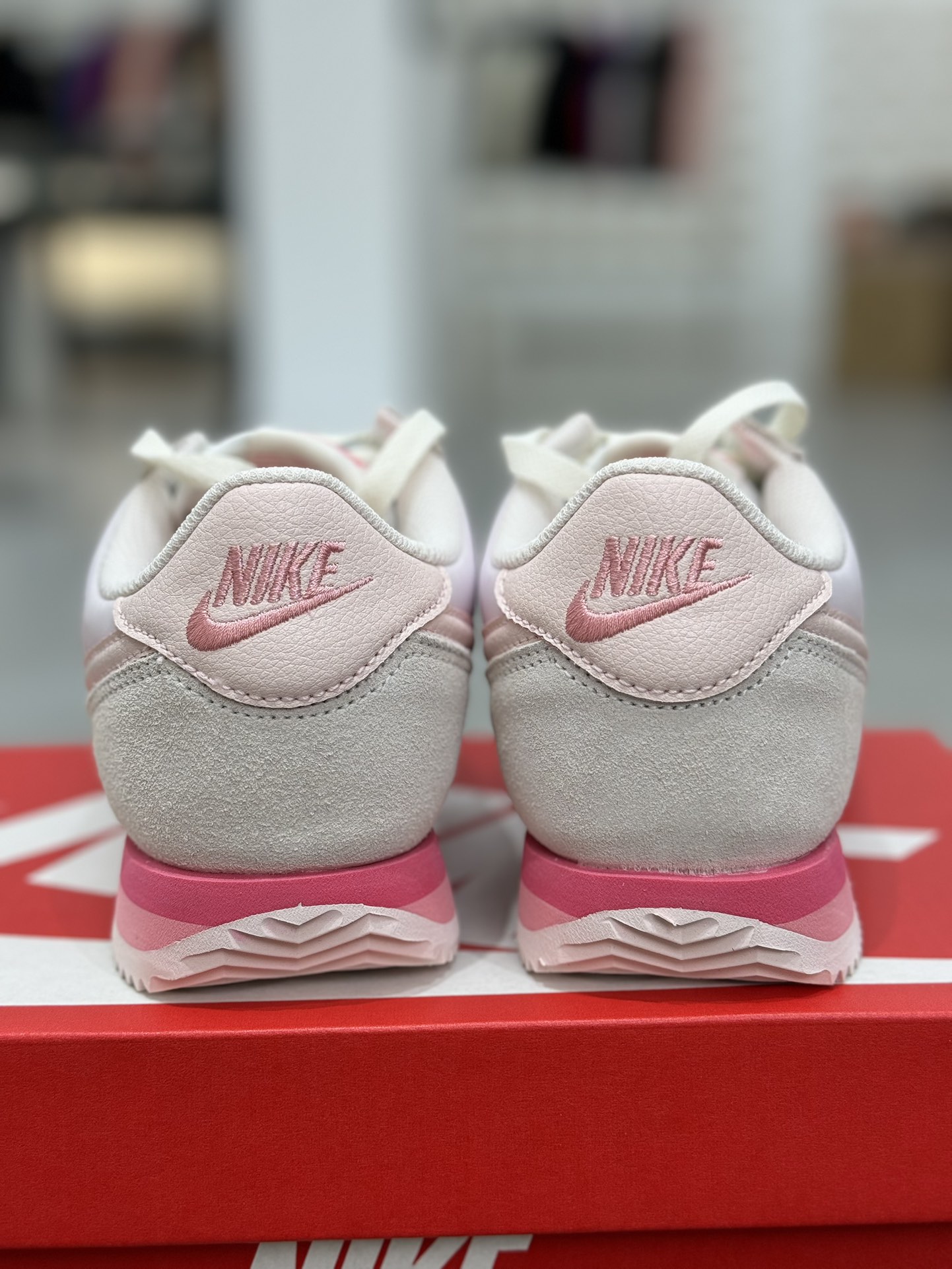 
Classic Cortez Leather 阿甘复古初代皮革慢跑鞋 米白粉 HF6410-666
3
