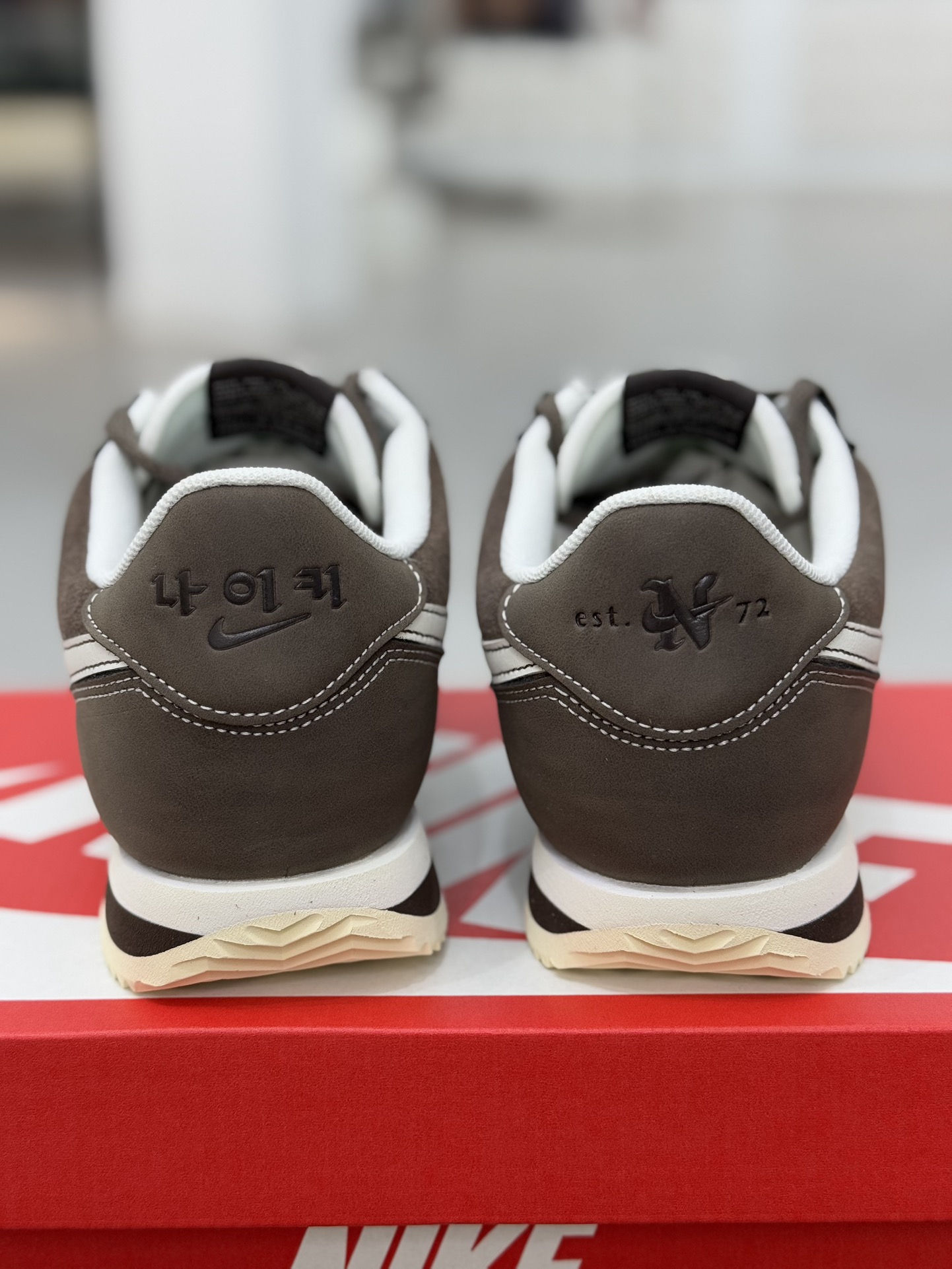 
Classic Cortez Leather 阿甘复古初代皮革慢跑鞋 麂皮棕白 FQ8144-237 