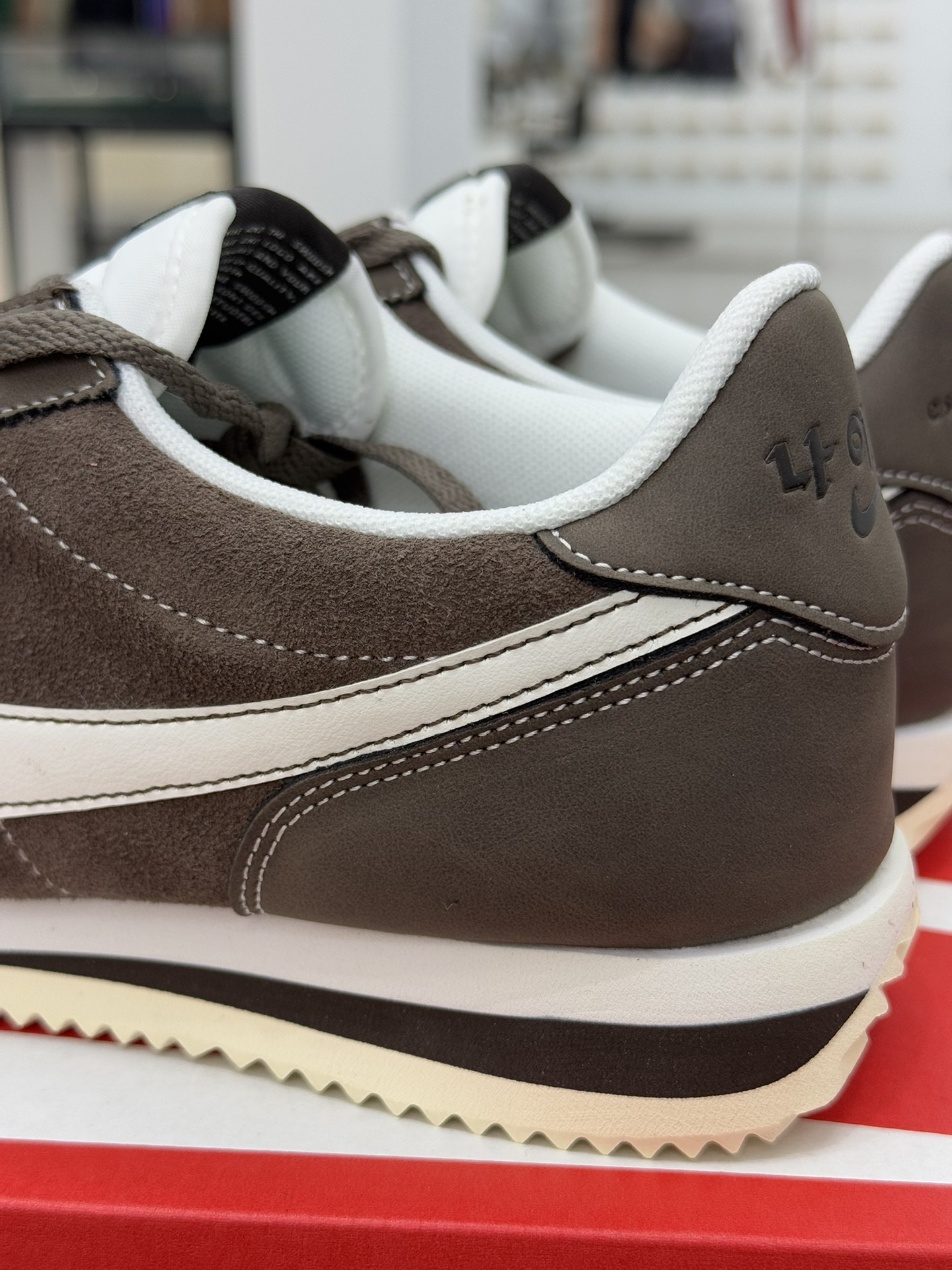 
Classic Cortez Leather 阿甘复古初代皮革慢跑鞋 麂皮棕白 FQ8144-237 
