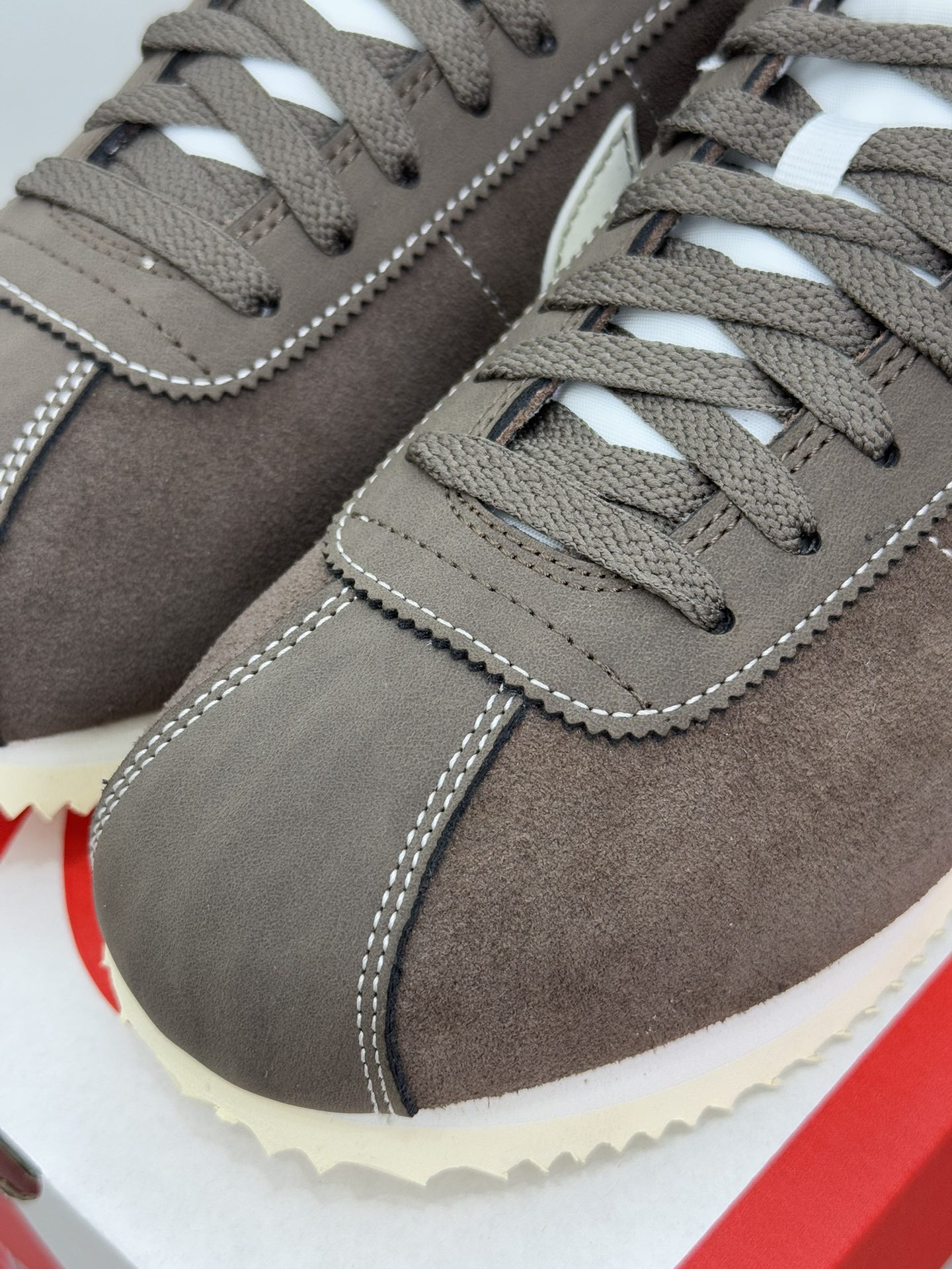 
Classic Cortez Leather 阿甘复古初代皮革慢跑鞋 麂皮棕白 FQ8144-237 