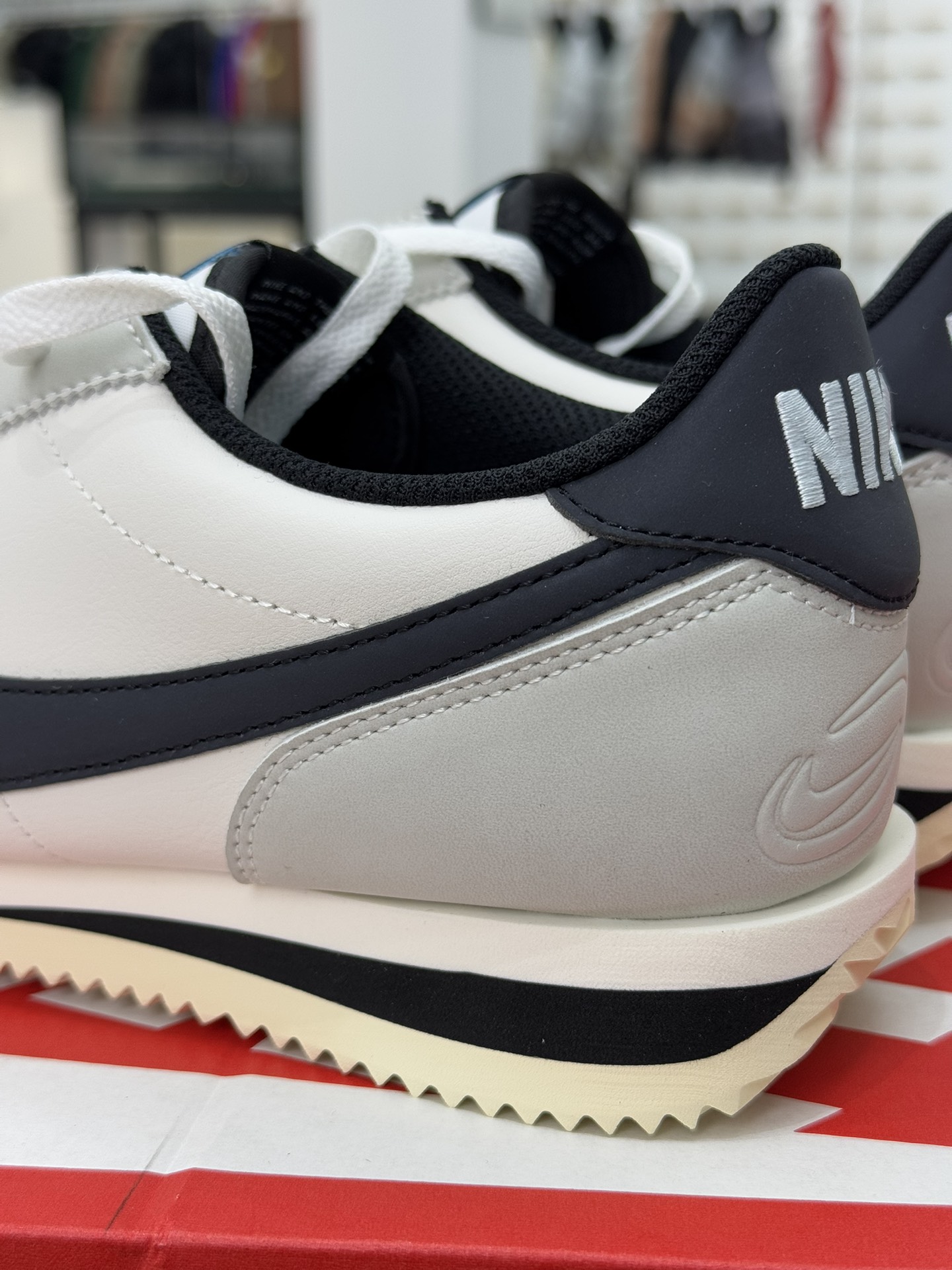 
Classic Cortez Leather 阿甘复古初代皮革慢跑鞋 白黑 FN7650-030
35