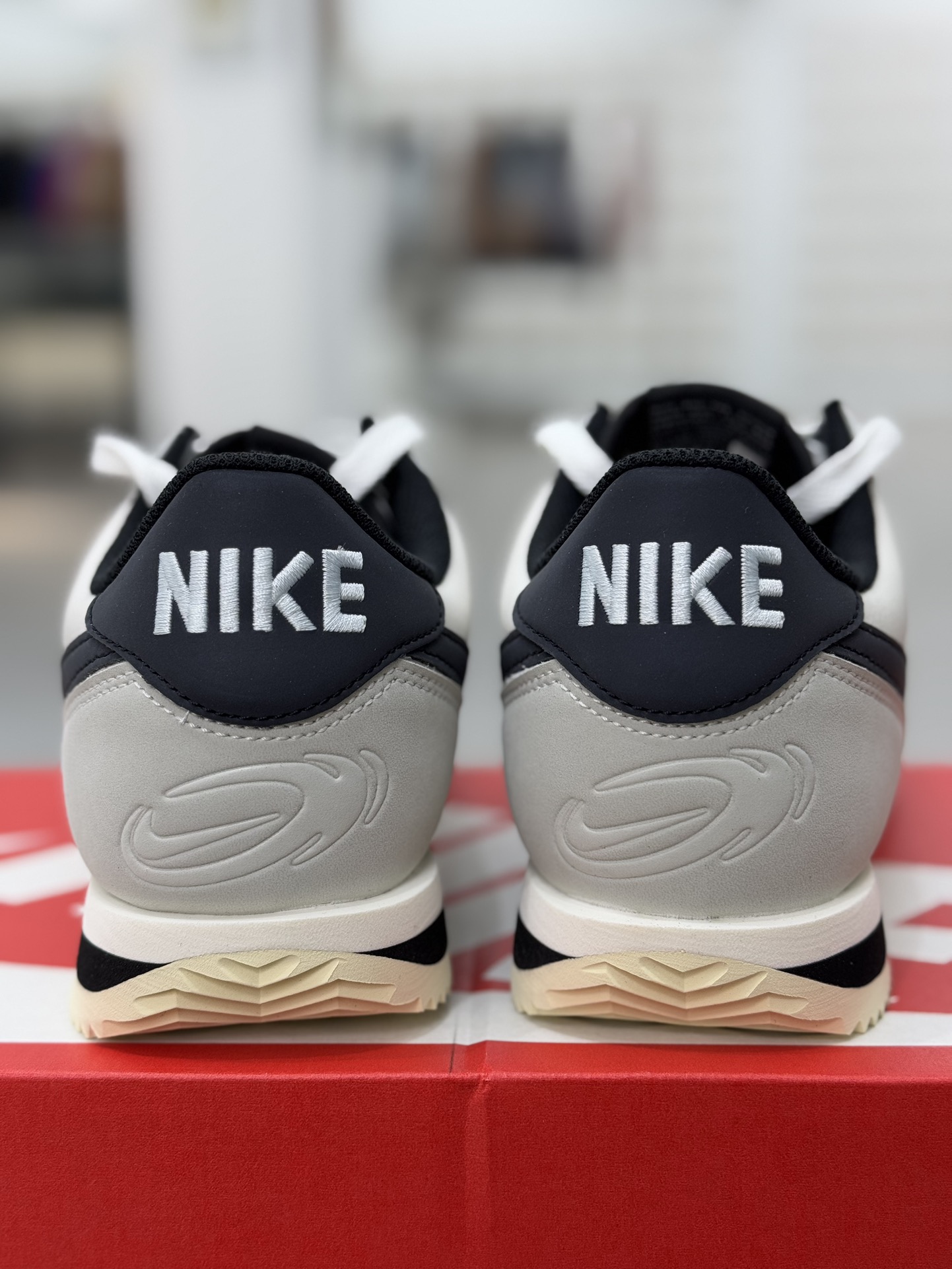 
Classic Cortez Leather 阿甘复古初代皮革慢跑鞋 白黑 FN7650-030
35