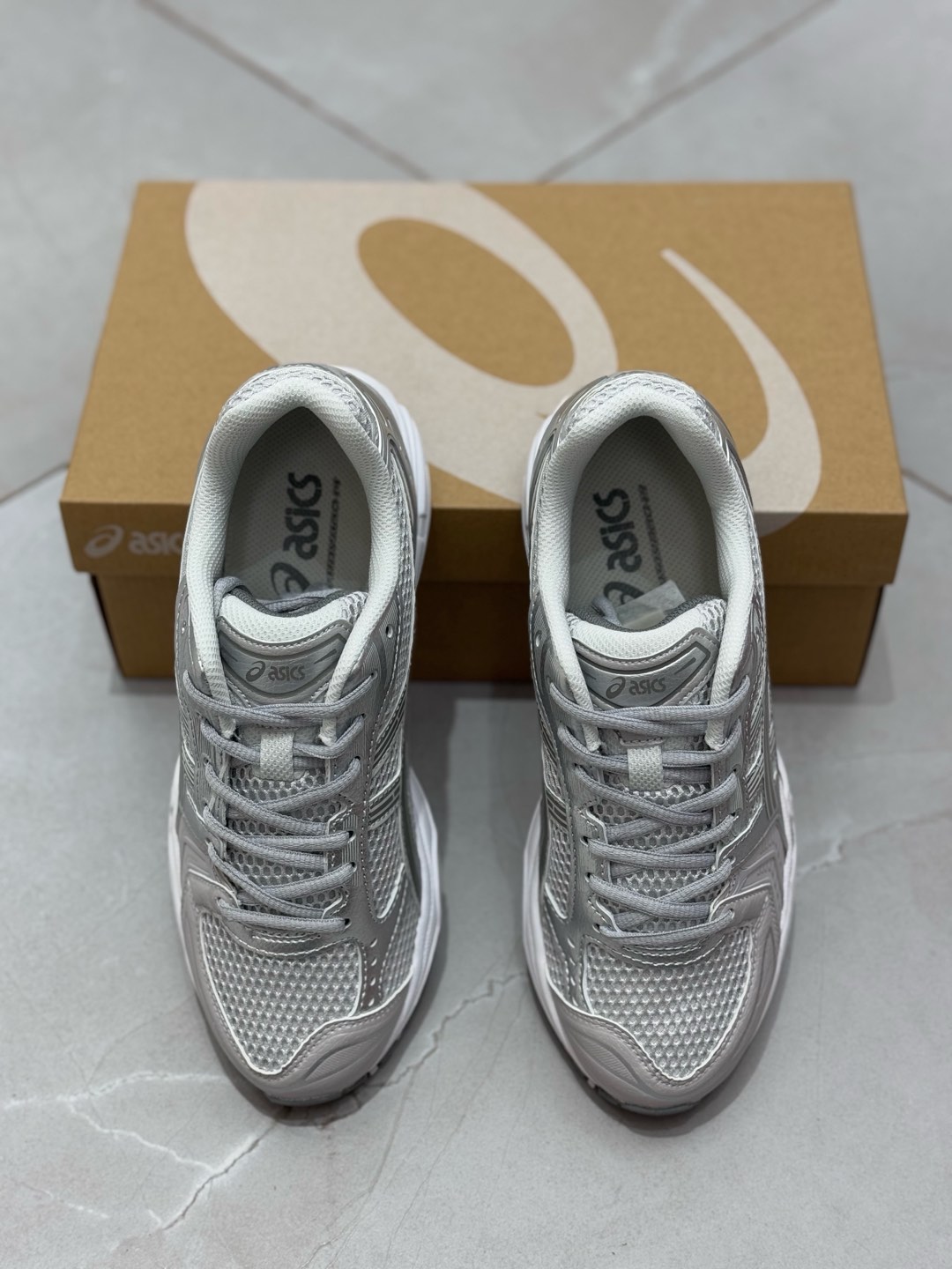  
C版本 Asics Gel-Kayano 14 跑步鞋 
亚瑟士 目前国外热度非常爆炸的系列 市场唯