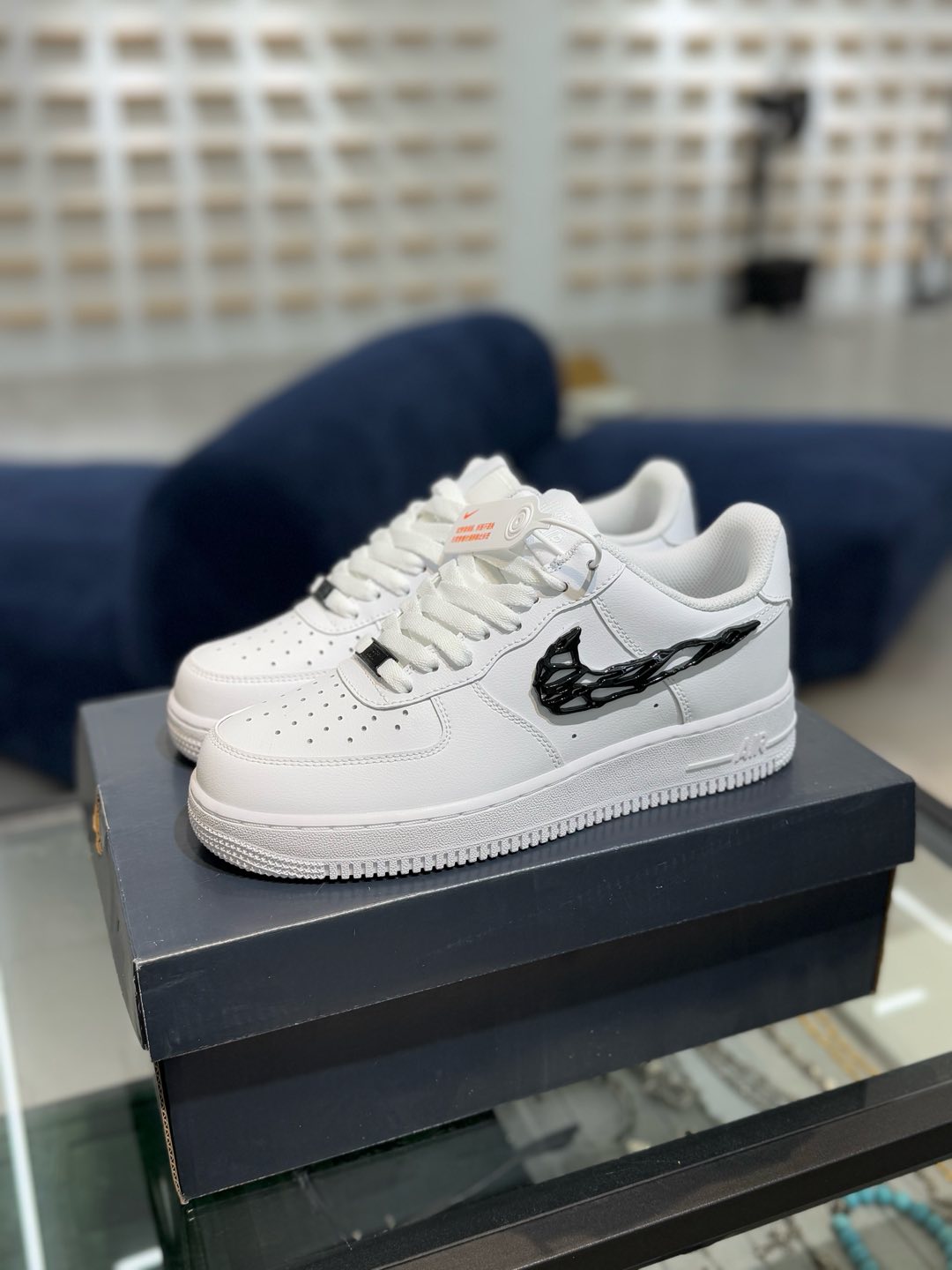 
空军！第514色：毒液白黑金属钩
Kobe Bryant x Nike Air Force 1
百分百