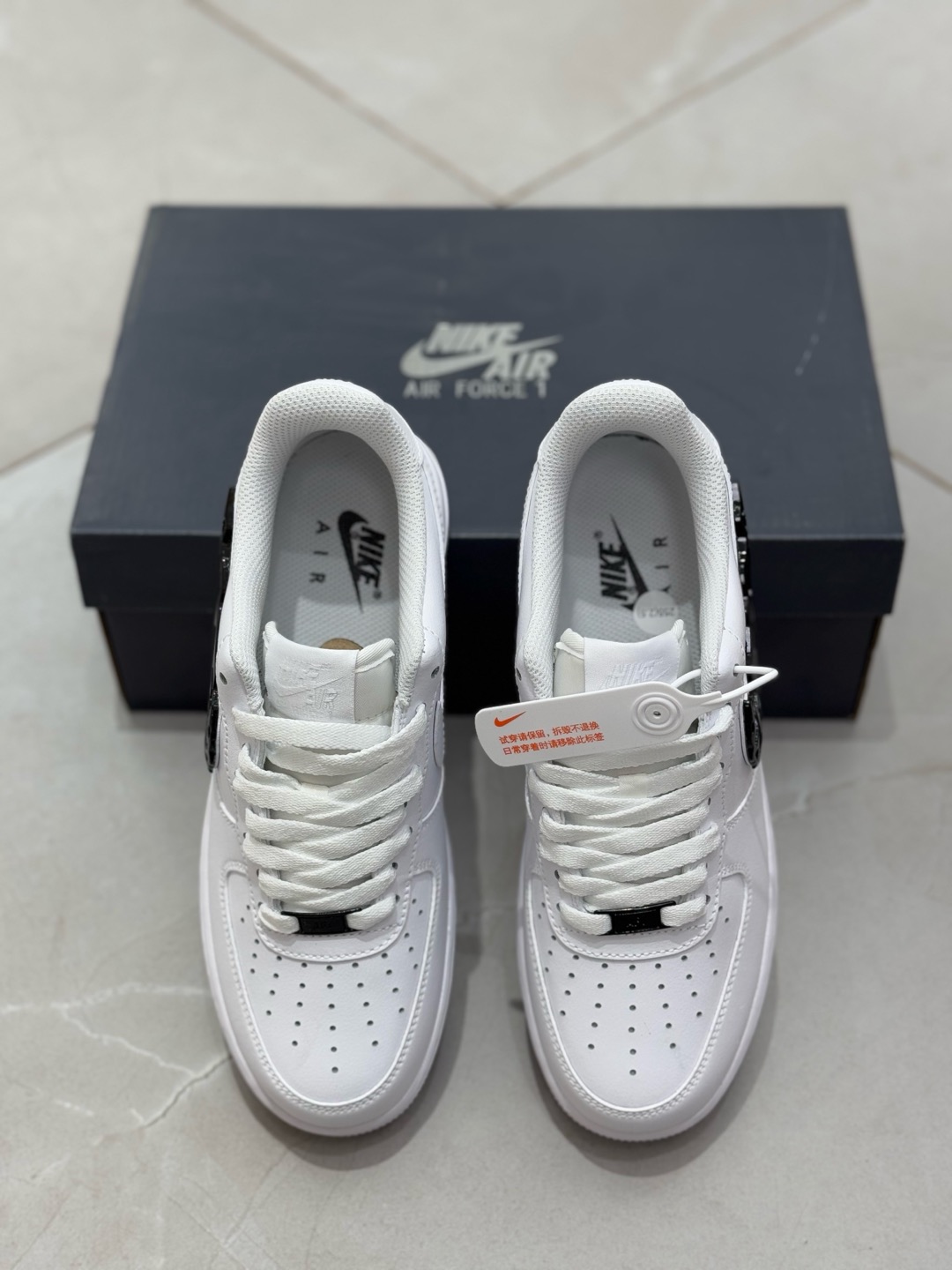 
空军！第514色：毒液白黑金属钩
Kobe Bryant x Nike Air Force 1
百分百
