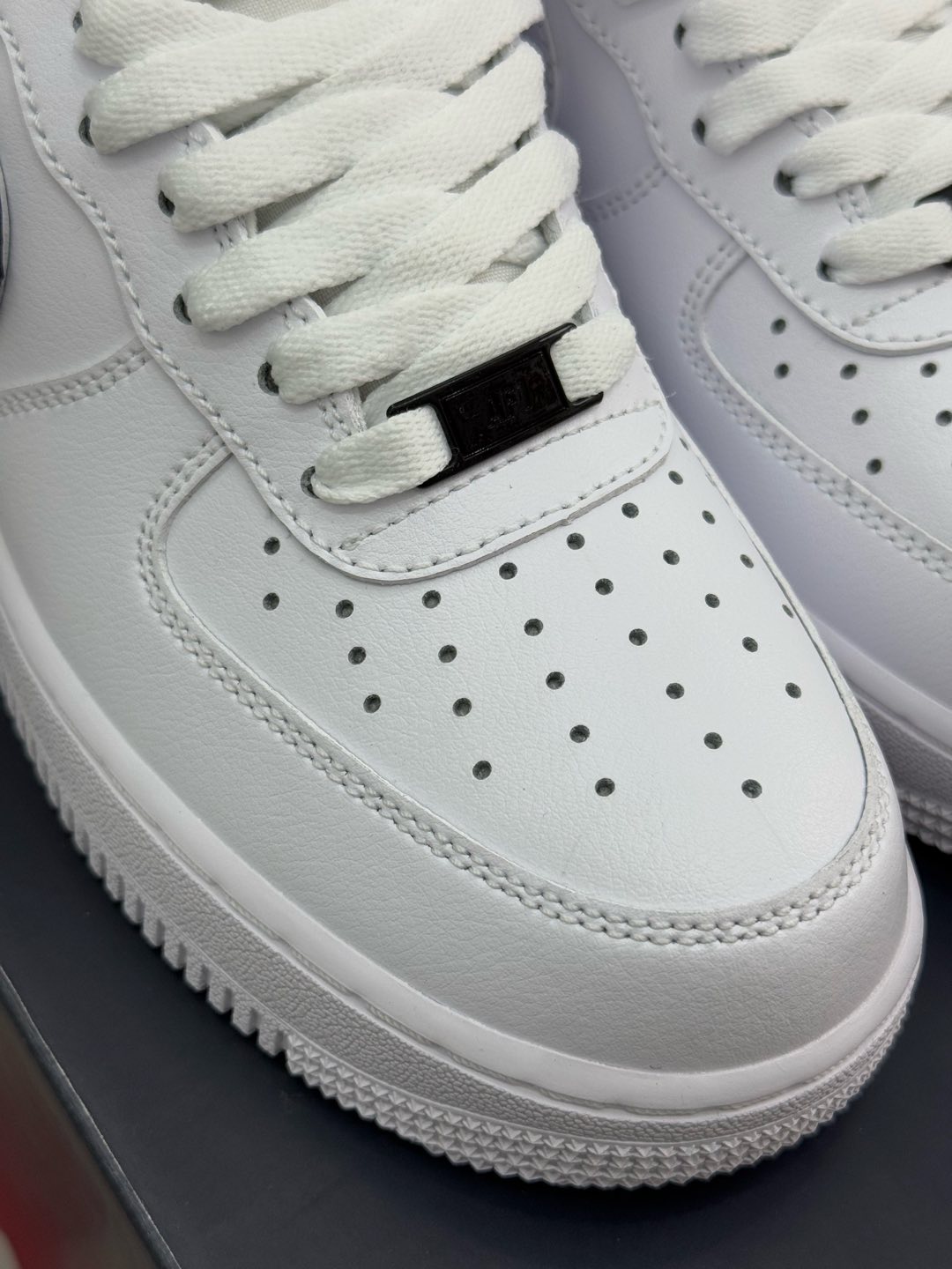 
空军！第514色：毒液白黑金属钩
Kobe Bryant x Nike Air Force 1
百分百