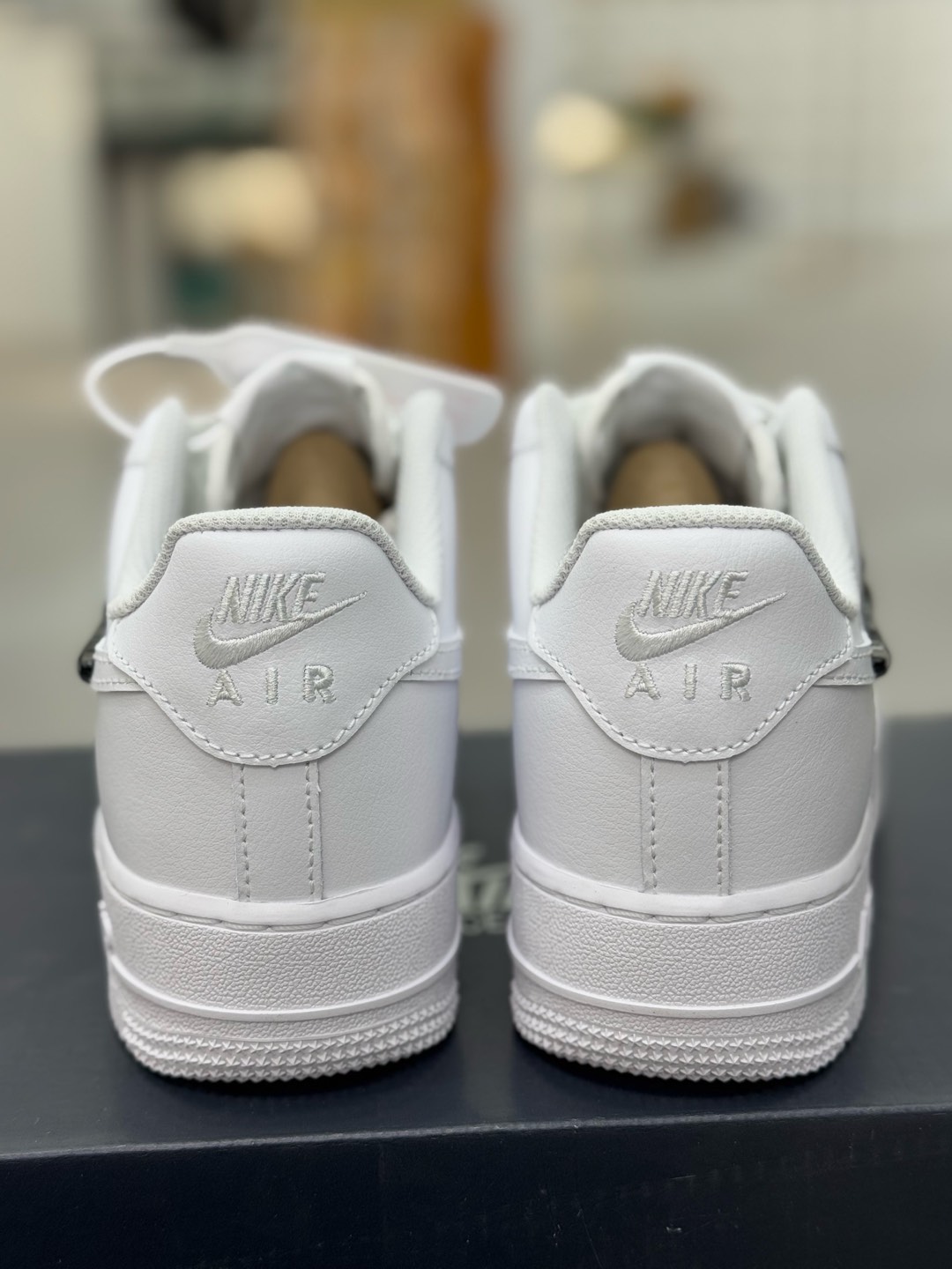 
空军！第514色：毒液白黑金属钩
Kobe Bryant x Nike Air Force 1
百分百