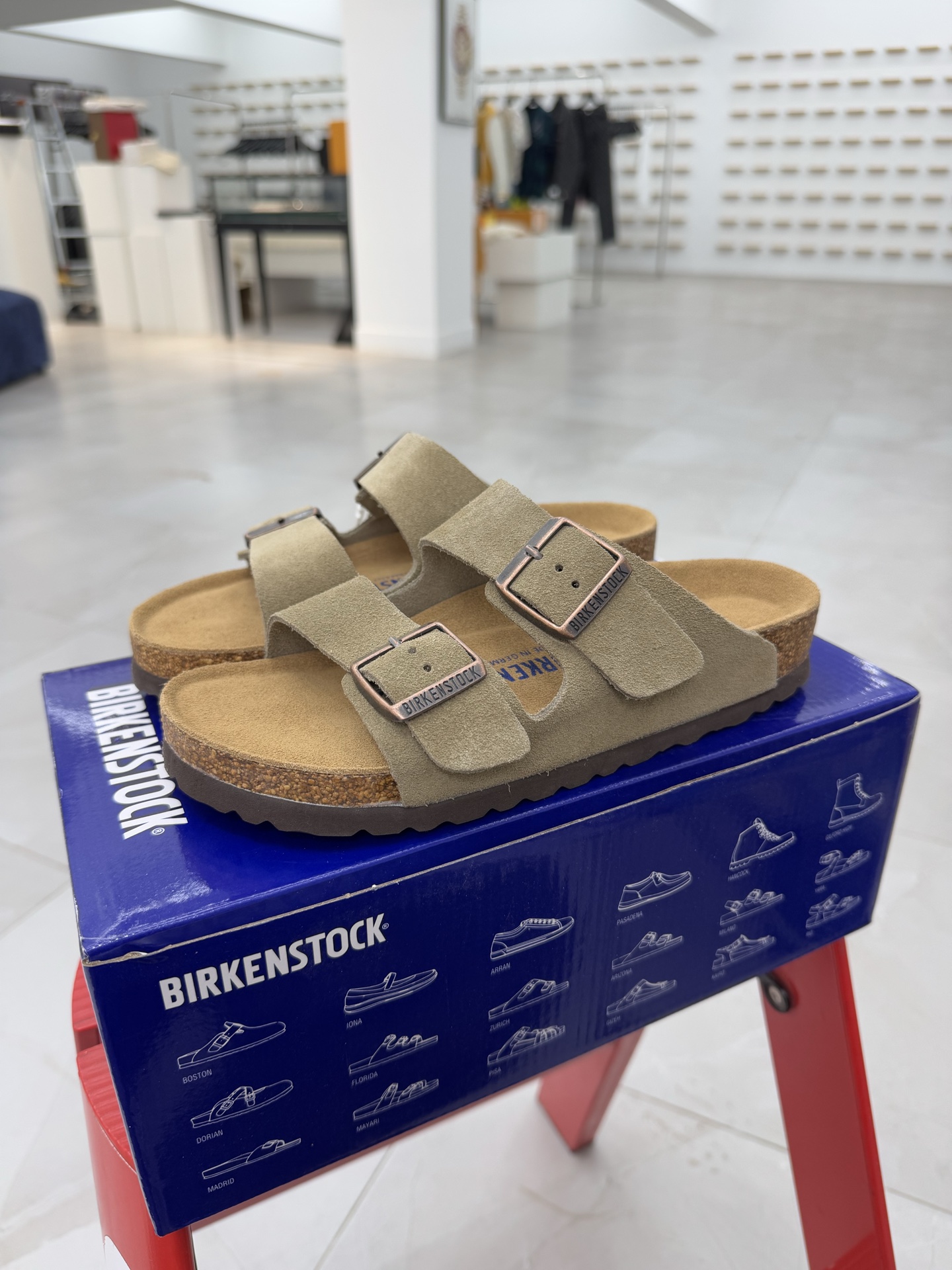 
勃肯birkenstock 双排扣俩杠款 Taupe灰褐色
强势重新回溯，颜色色卡精选主力输出！
【优