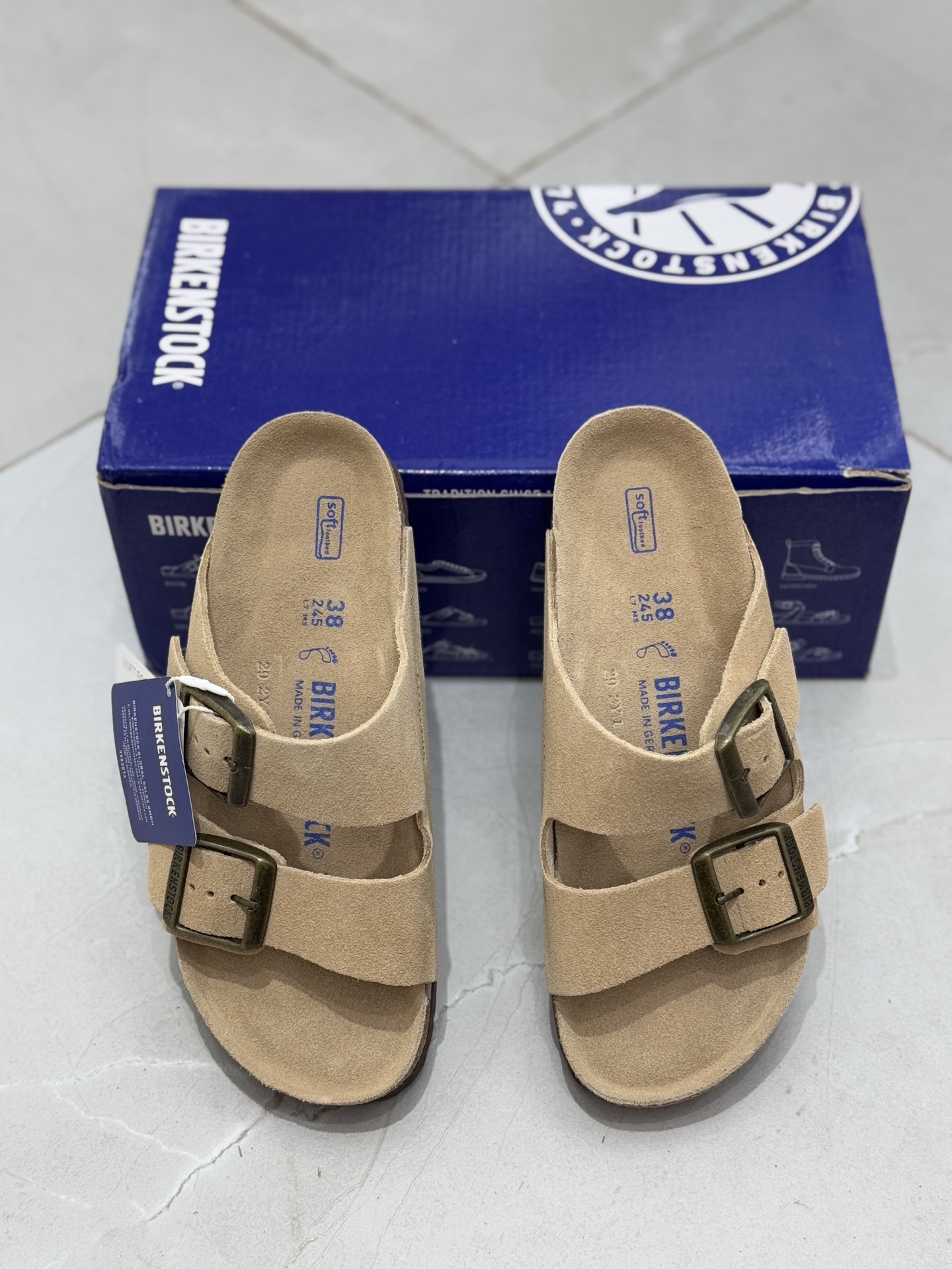 
勃肯birkenstock 双排扣俩杠款 Sand沙色
强势重新回溯，颜色色卡精选主力输出！
【优质牛