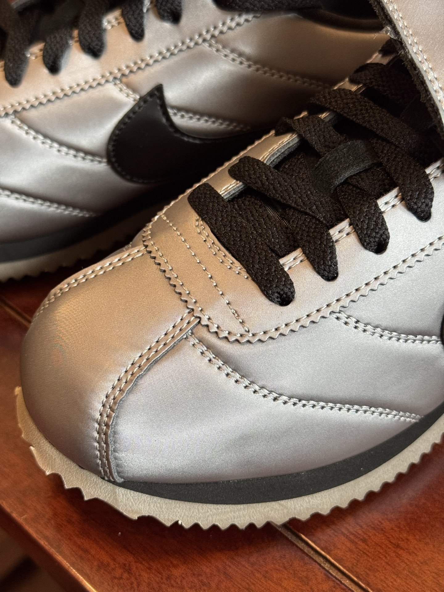 Classic Cortez Leather 阿甘复古初代皮革慢跑鞋 翻盖鞋舌银色 HQ3490-09