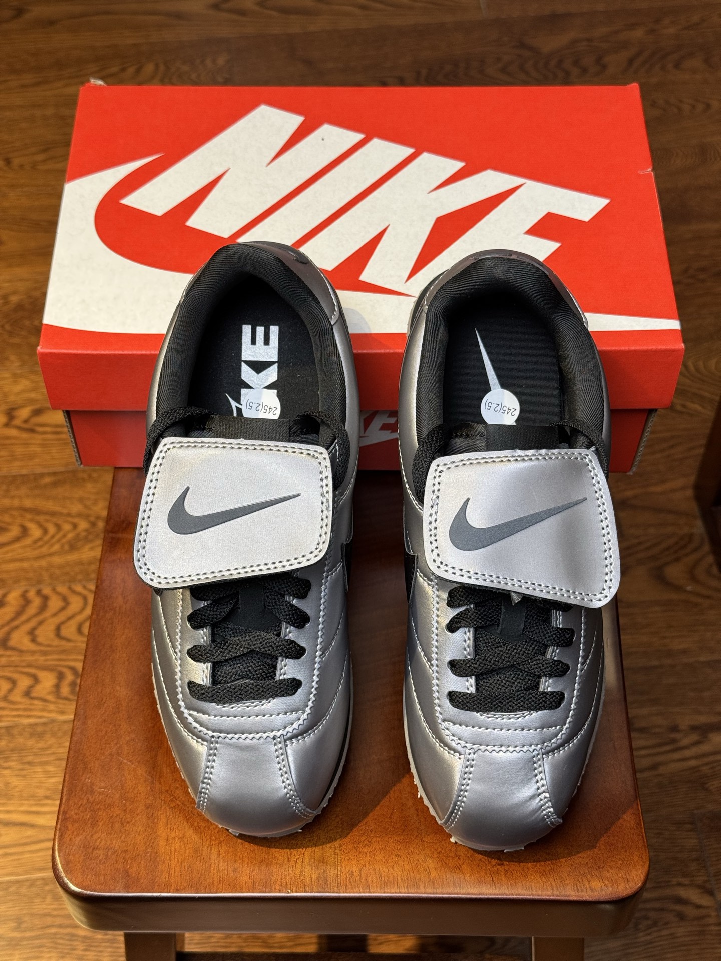  Classic Cortez Leather 阿甘复古初代皮革慢跑鞋 翻盖鞋舌银色 HQ3490-09