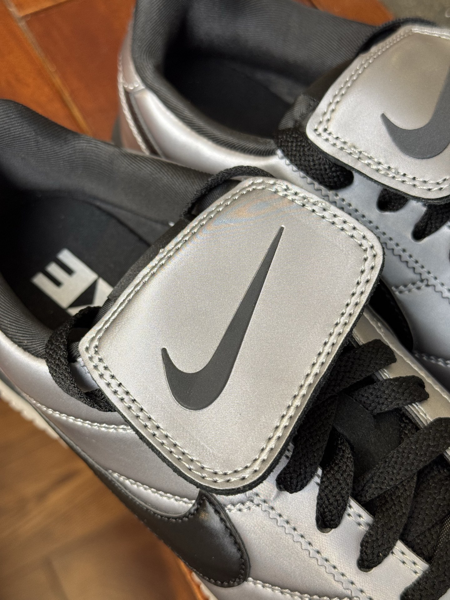  Classic Cortez Leather 阿甘复古初代皮革慢跑鞋 翻盖鞋舌银色 HQ3490-09