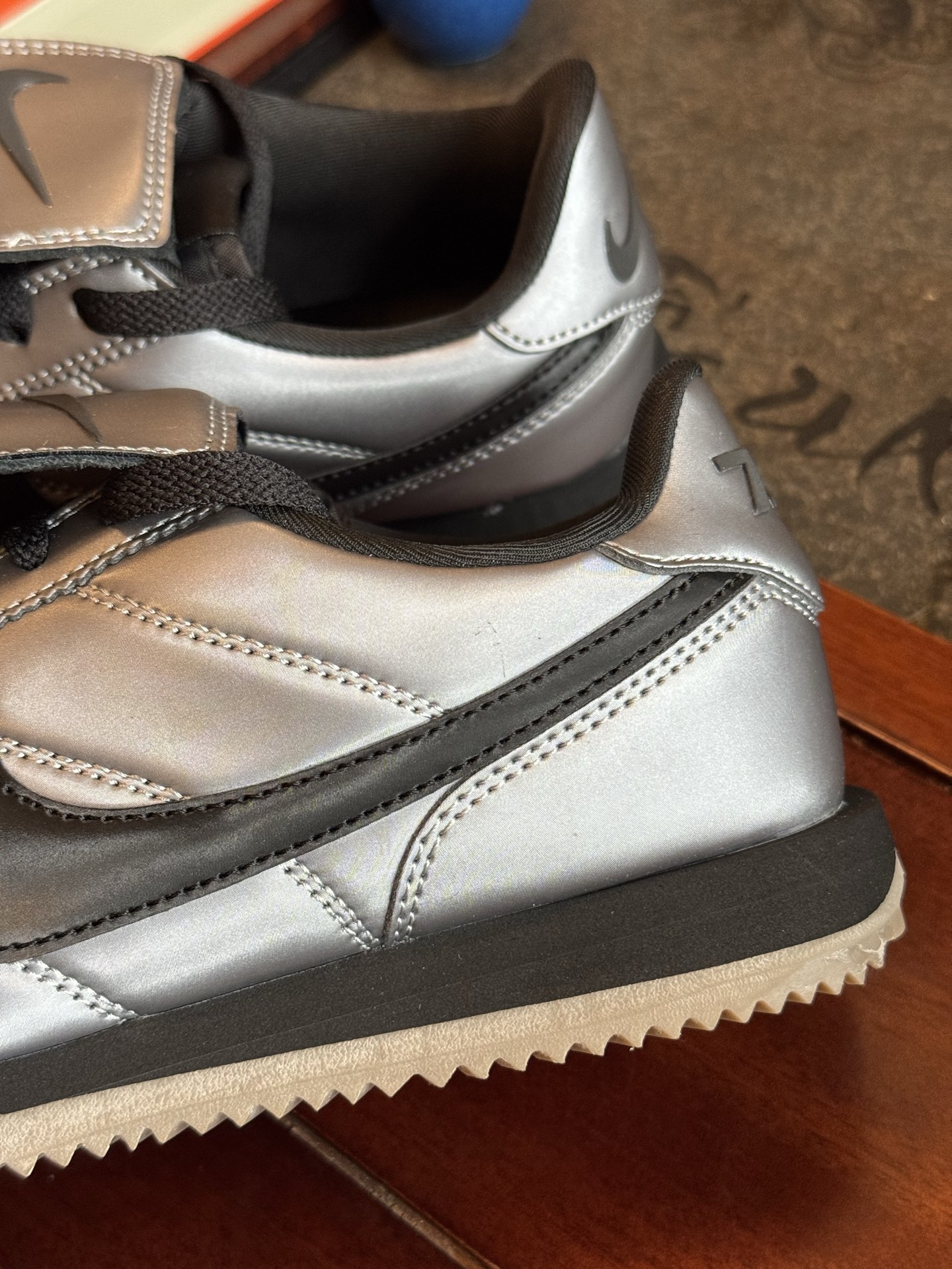  Classic Cortez Leather 阿甘复古初代皮革慢跑鞋 翻盖鞋舌银色 HQ3490-09