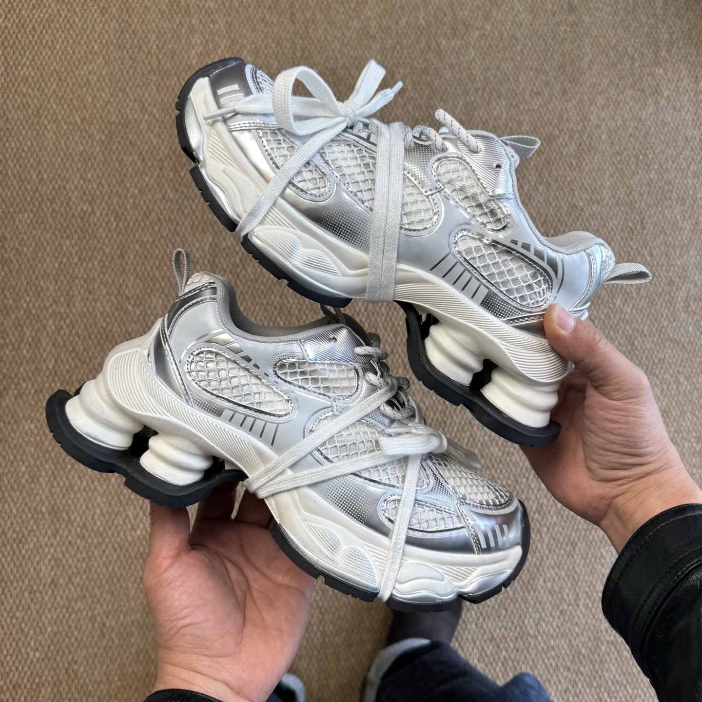 
GG-CC 机能厚底休闲鞋 做旧老爹鞋 银色
广东大厂出品 时髦look轻松定格 
不费力展现率性氛围