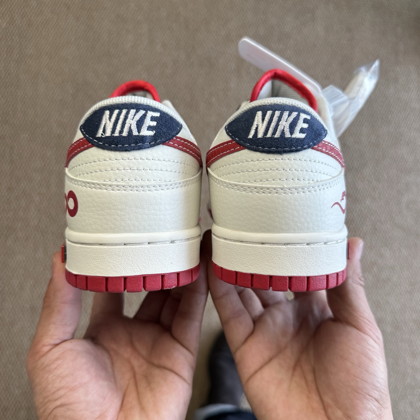  
【定制球鞋】Dunk个性定制款 
第31色：Supreme联名蛇年限定
XS1086-015   尺