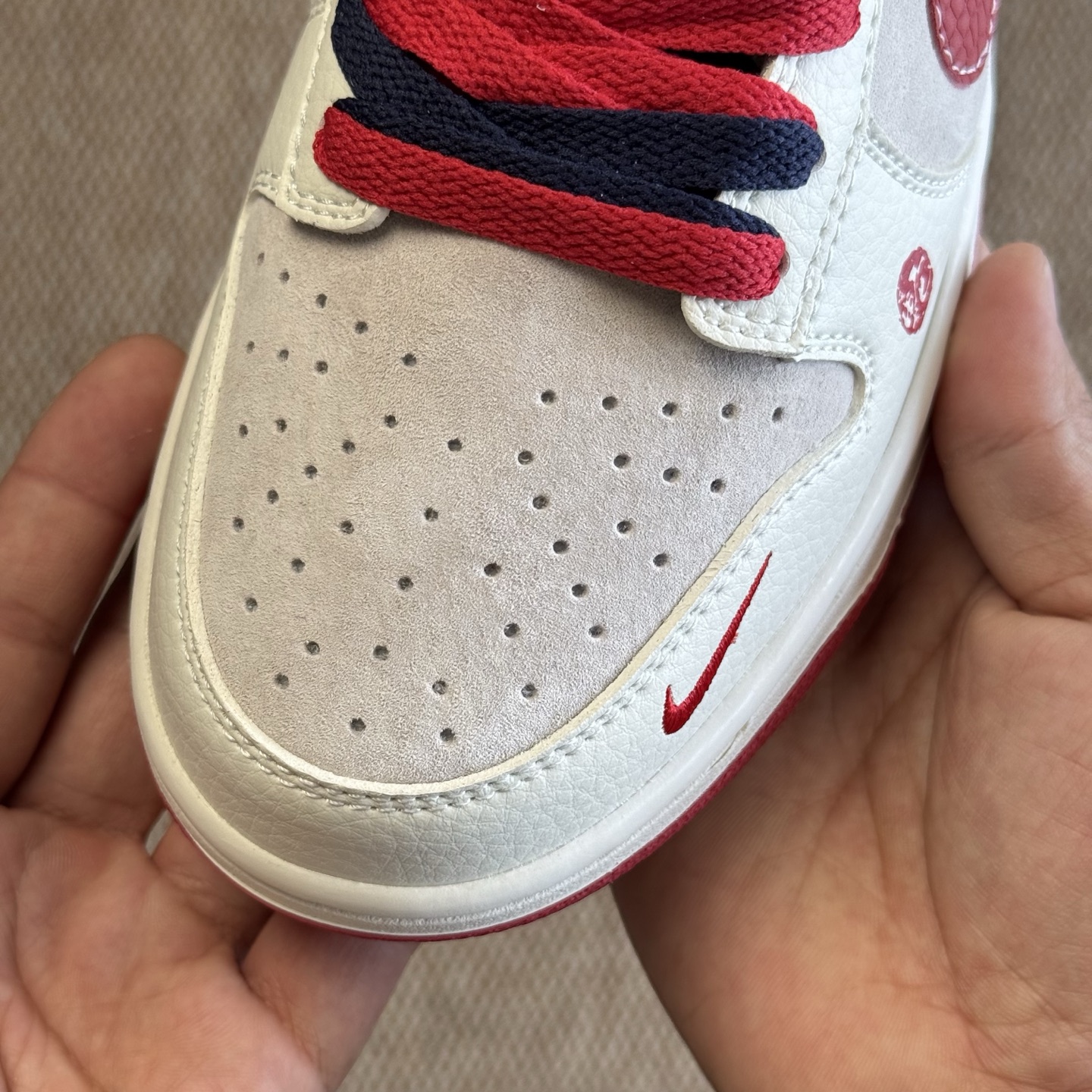  
【定制球鞋】Dunk个性定制款 
第31色：Supreme联名蛇年限定
XS1086-015   尺
