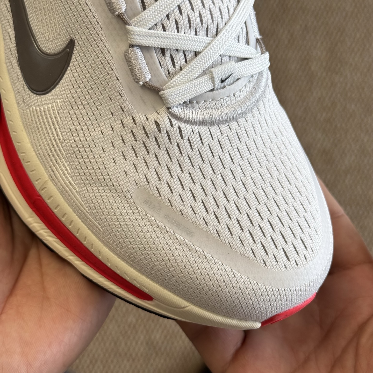 
Nike Vomero 18 马拉松跑鞋 第3色：白红
做工细节 材料质感吊打同系列
货号HM6803