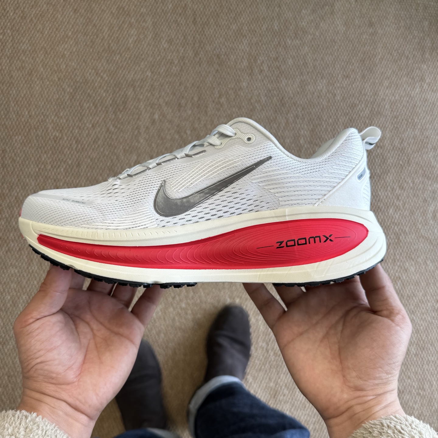 
Nike Vomero 18 马拉松跑鞋 第3色：白红
做工细节 材料质感吊打同系列
货号HM6803