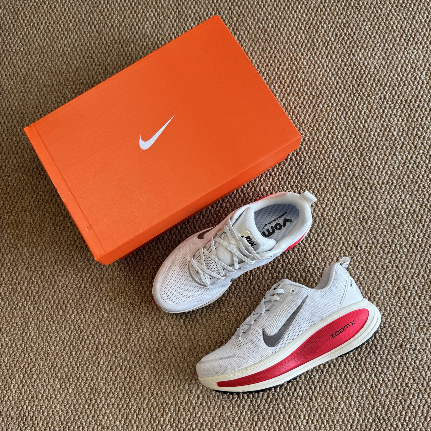 
Nike Vomero 18 马拉松跑鞋 第3色：白红
做工细节 材料质感吊打同系列
货号HM6803