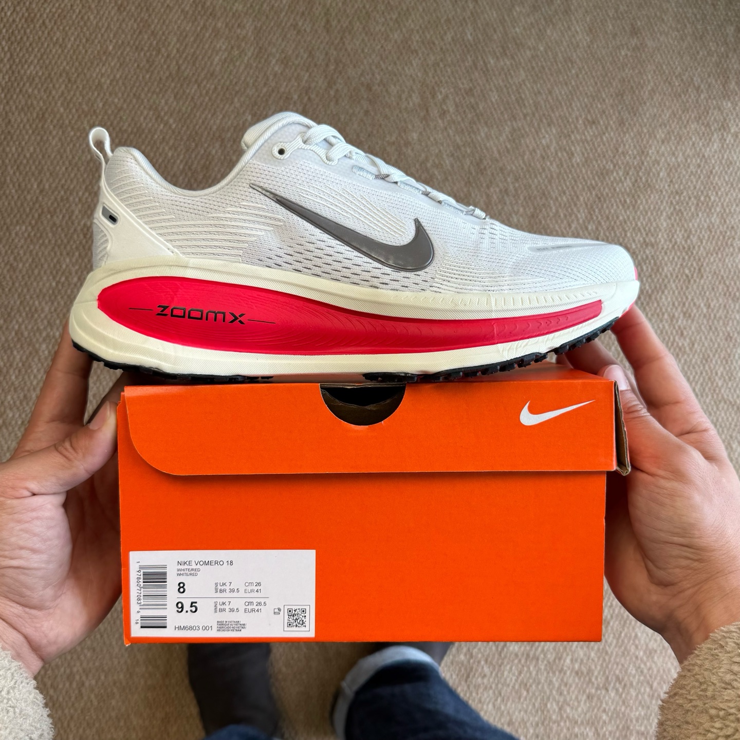
Nike Vomero 18 马拉松跑鞋 第3色：白红
做工细节 材料质感吊打同系列
货号HM6803