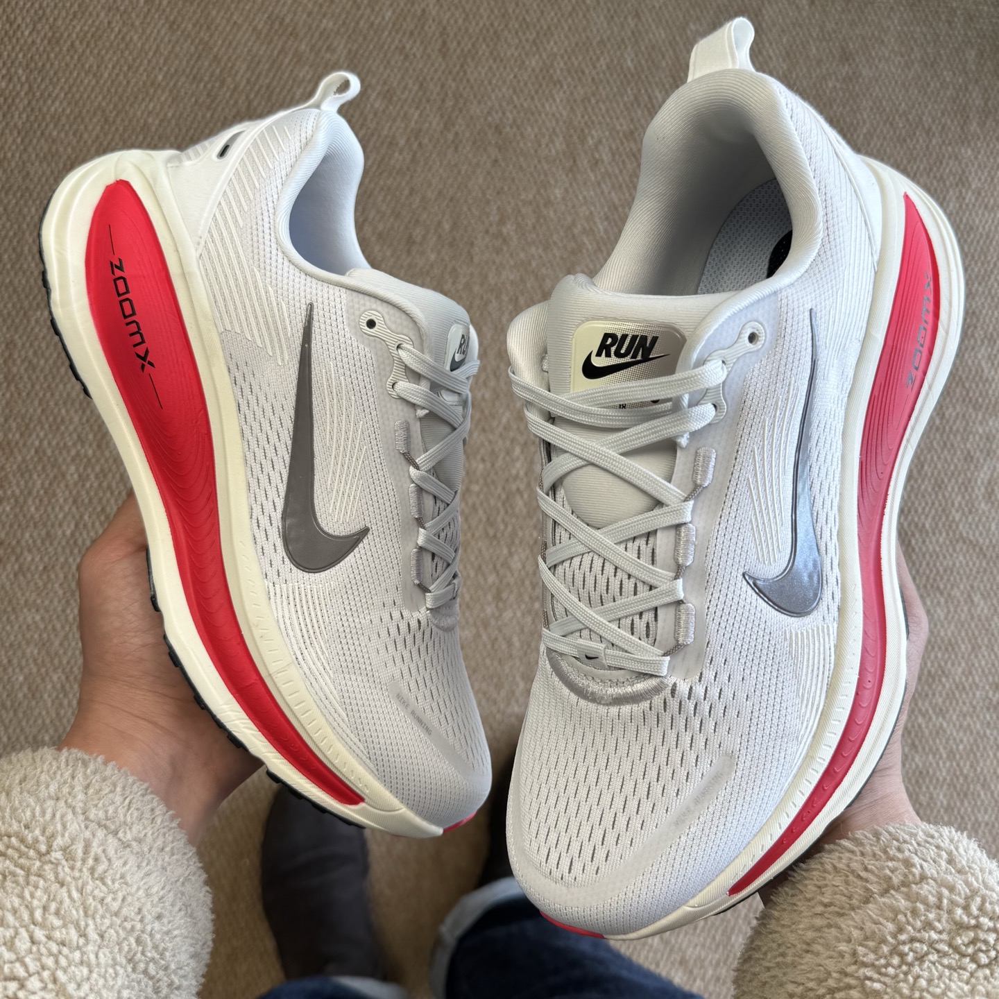 
Nike Vomero 18 马拉松跑鞋 第3色：白红
做工细节 材料质感吊打同系列
货号HM6803