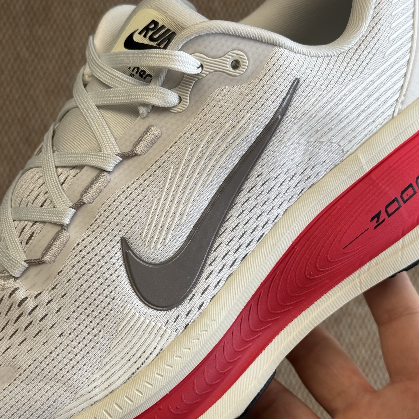 
Nike Vomero 18 马拉松跑鞋 第3色：白红
做工细节 材料质感吊打同系列
货号HM6803