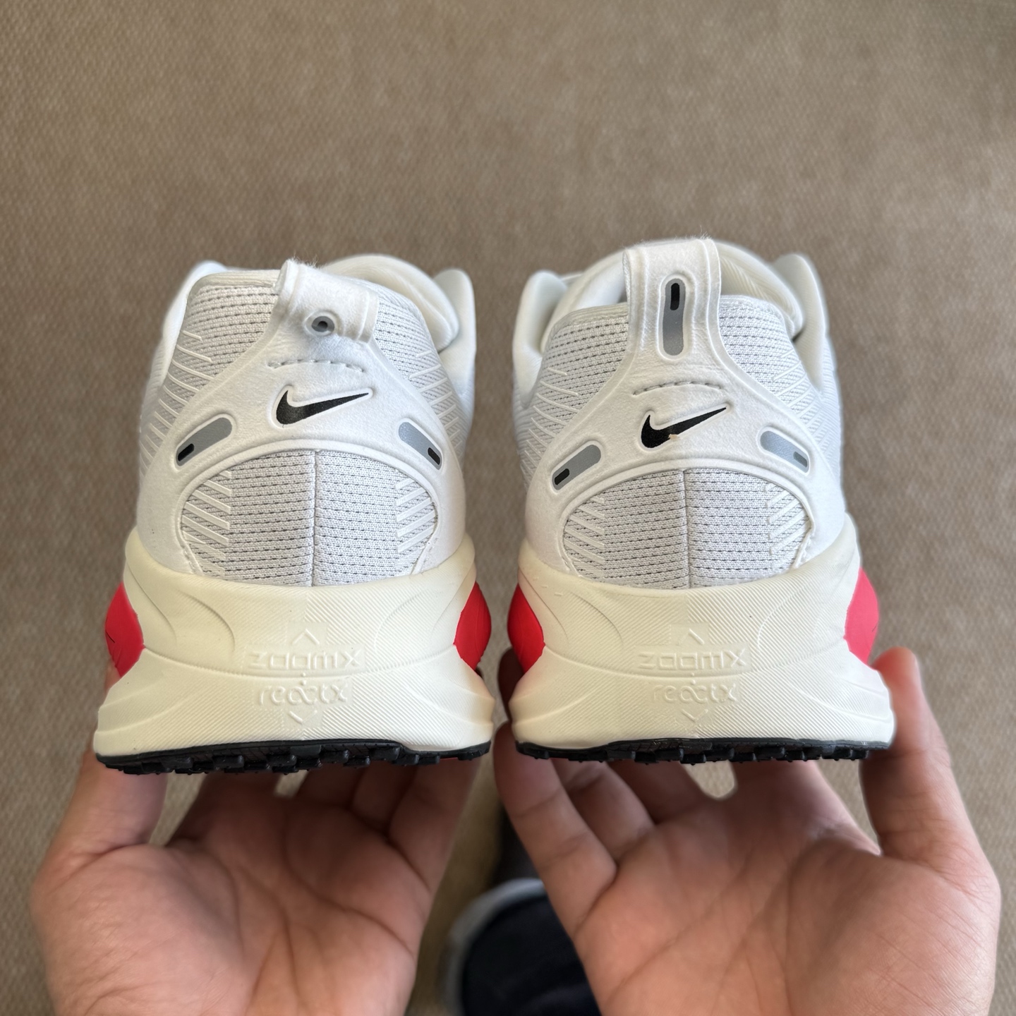 
Nike Vomero 18 马拉松跑鞋 第3色：白红
做工细节 材料质感吊打同系列
货号HM6803