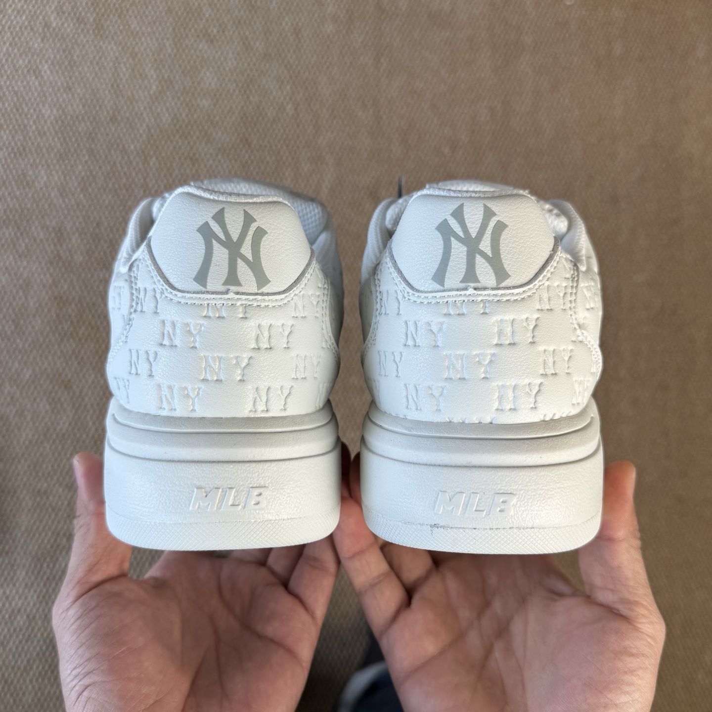 
MLB Chunky Liner 学长鞋 增高厚底板鞋 白色
代工厂背景，市面最强品质无对手！
区分市