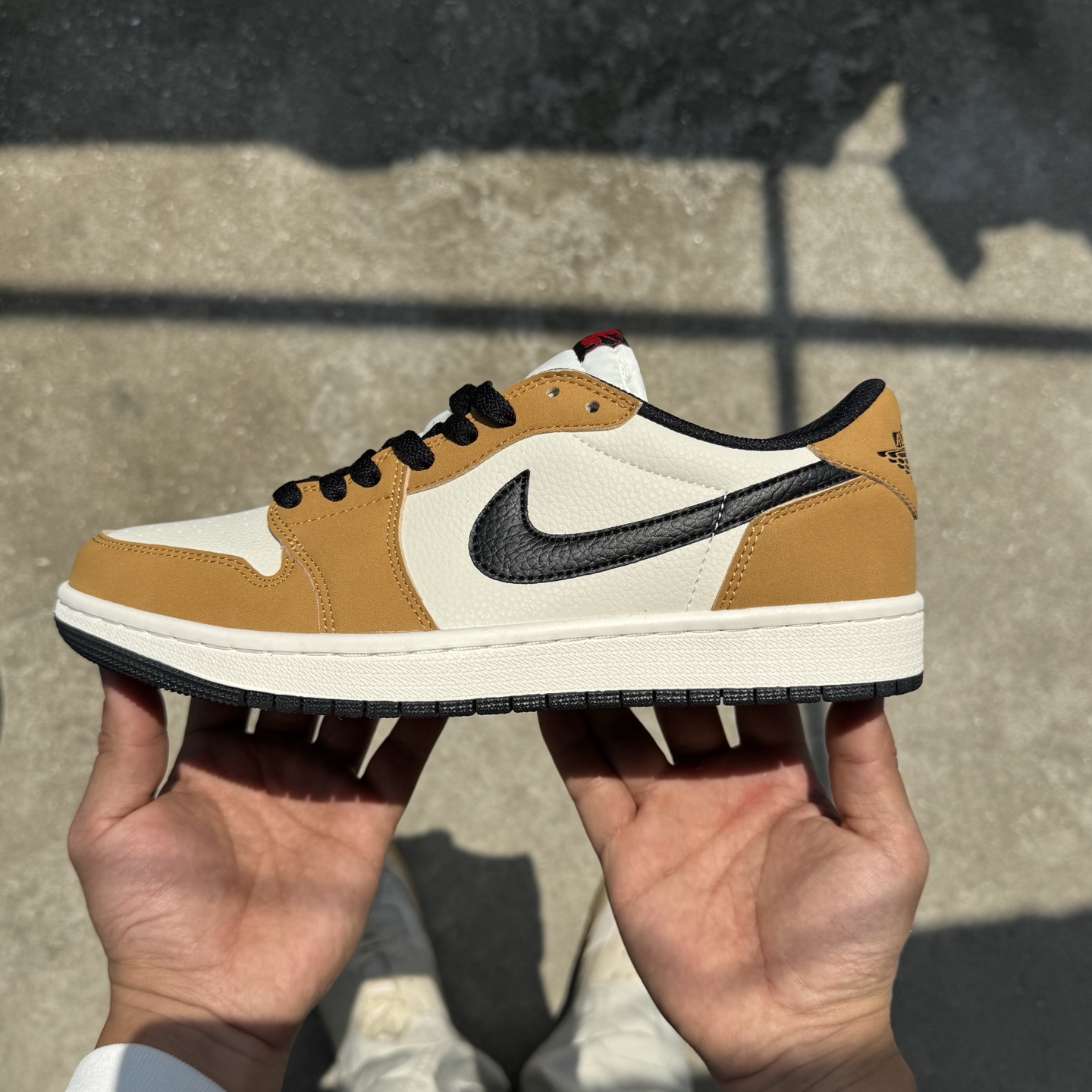  
D版 顶级性价比低帮！
Air Jordan AJ1 Low 低帮系列 小麦棕白
鞋型细节堪称完美，