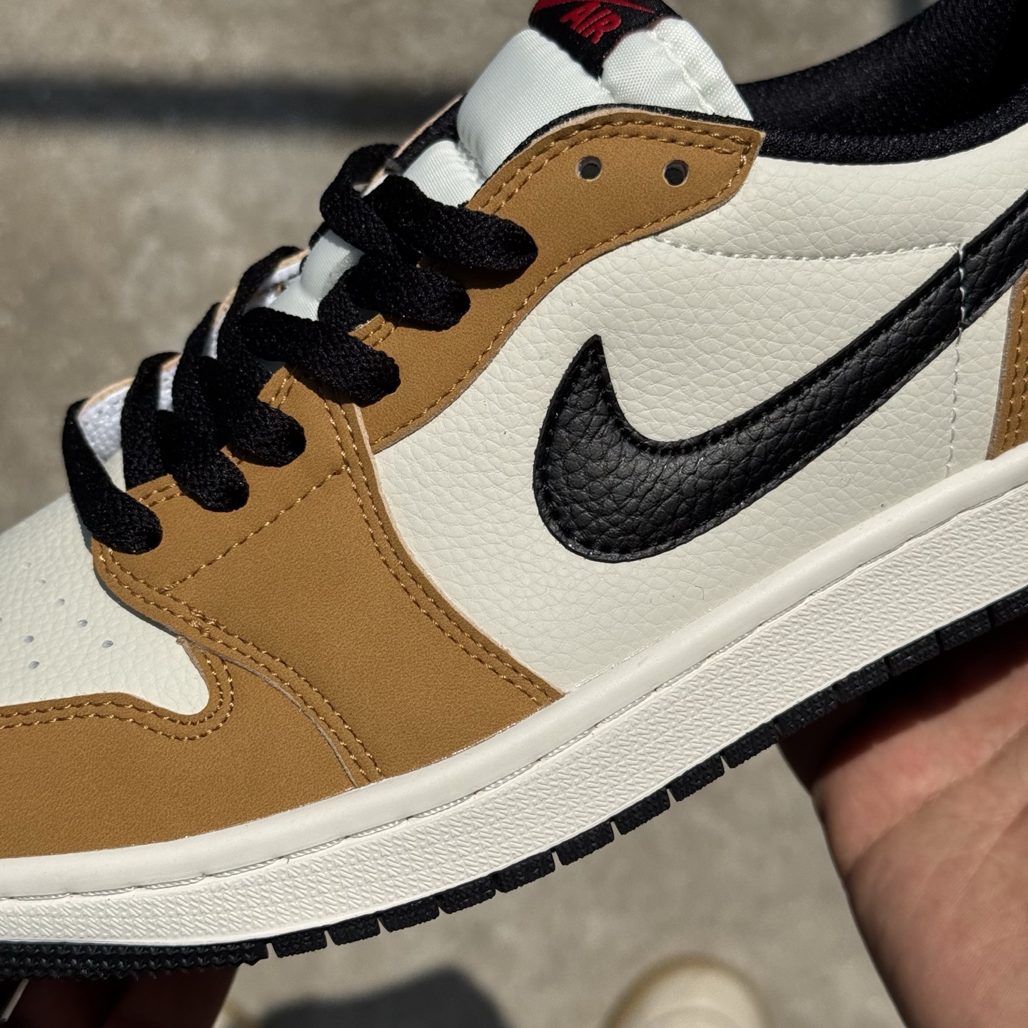  
D版 顶级性价比低帮！
Air Jordan AJ1 Low 低帮系列 小麦棕白
鞋型细节堪称完美，